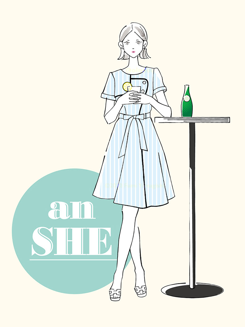 グラスを両手で持った女の子が、ペリエの瓶が乗った立ち飲みのテーブルに寄りかかり、正面向きで立っている。ウエストをリボンで結んだストライプ柄のワンピースにミュール。画面左下に大きく「アン・シー」(ファッションブランド)のテキスト。