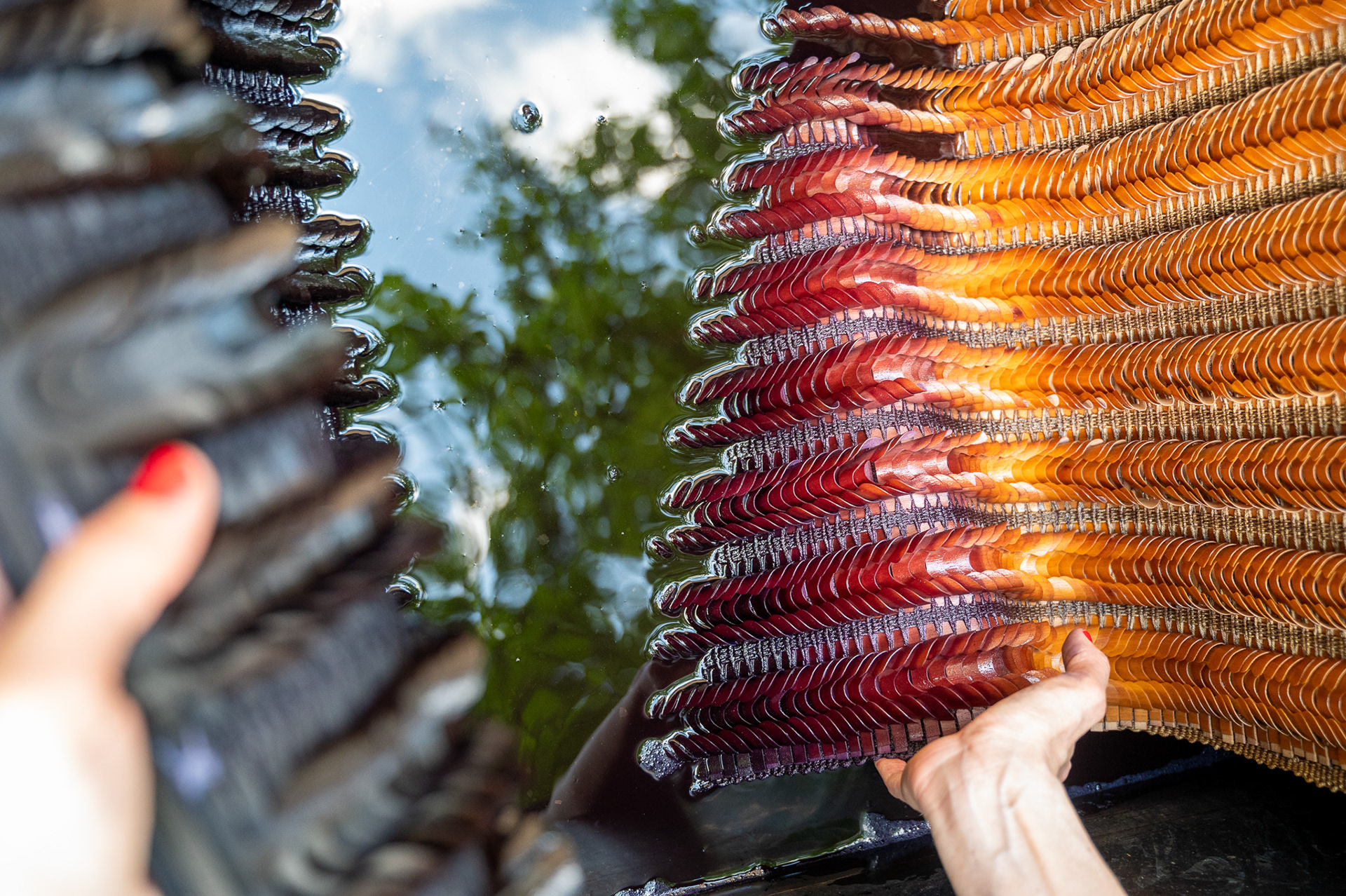 Stéphanie Lacoste, designer textile, CURIOSITÉ TEXTILE, effectue un trempage de colorants naturels sur une pièce de tissage de bois. Métiers d'art, artisanat d'art. Photographie de savoir faire par Béatrice Prestage  