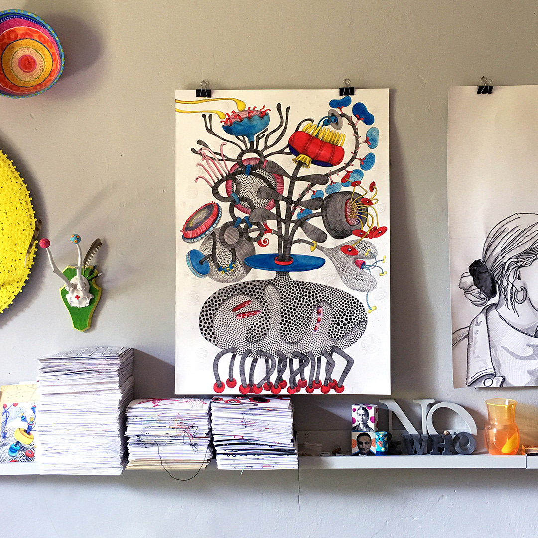 Interieur mit Zeichnung, Finelinerzeichnung mit Aquarellfarben, Blumenstrauß abstrahiert, Format A1, Carolin Memmler