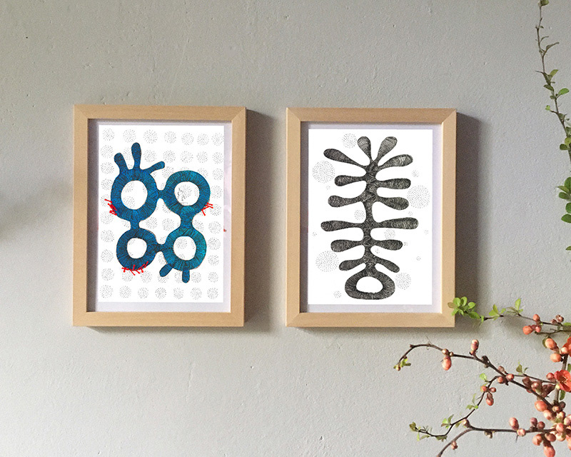 „Kleine Zeichen 1“ und „Kleine Zeichen 12“ gerahmt an der Wand