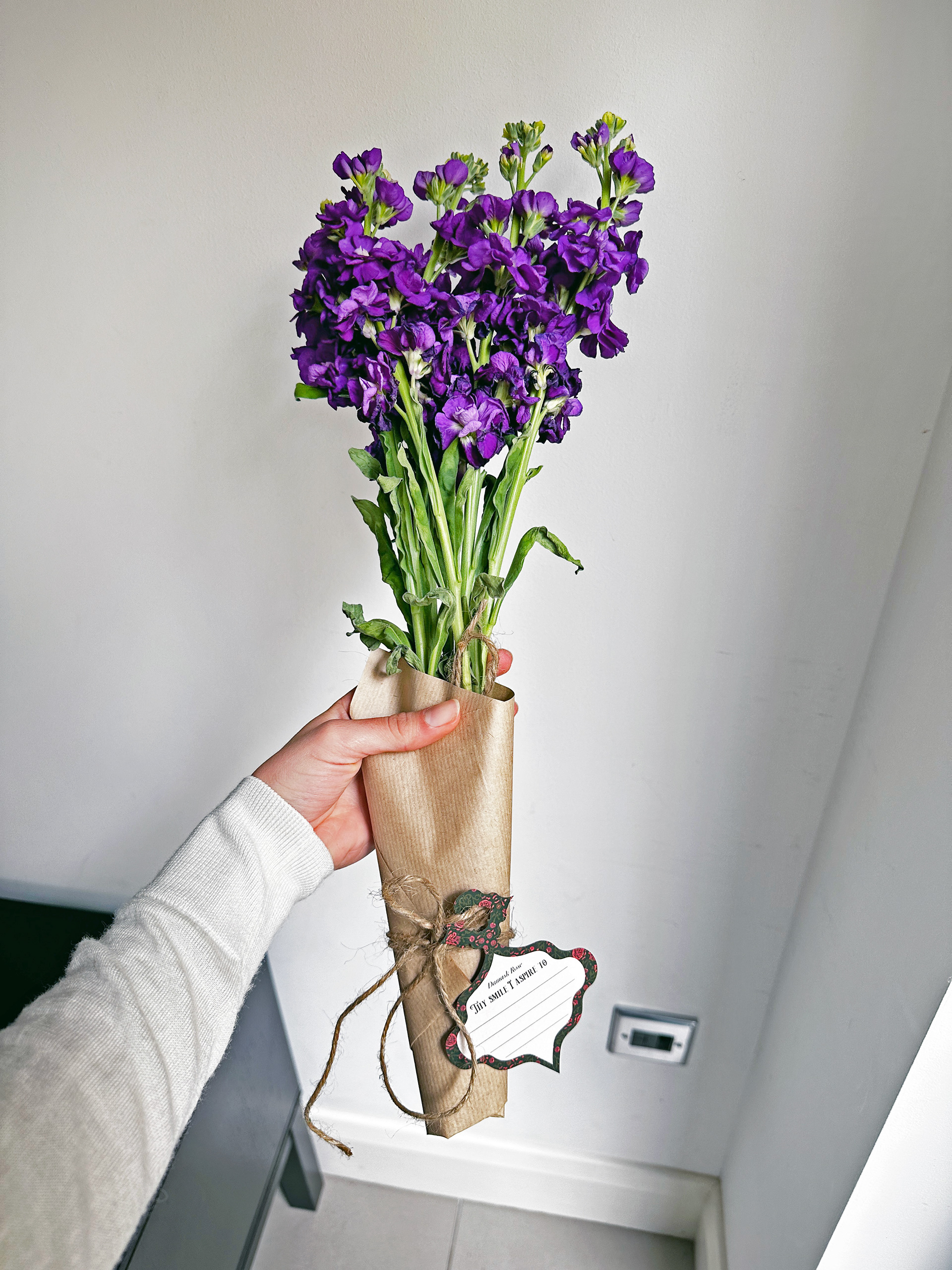 Assembled flower bouquet; using kit boc