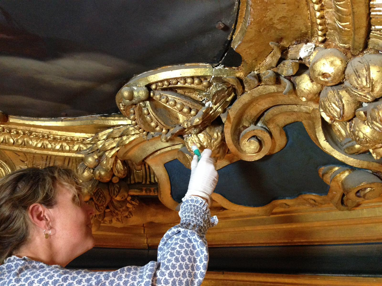 Rengöring av förgylld stuck, Hedvig Eleonoras Paradsängkammare, Drottningholms slott
