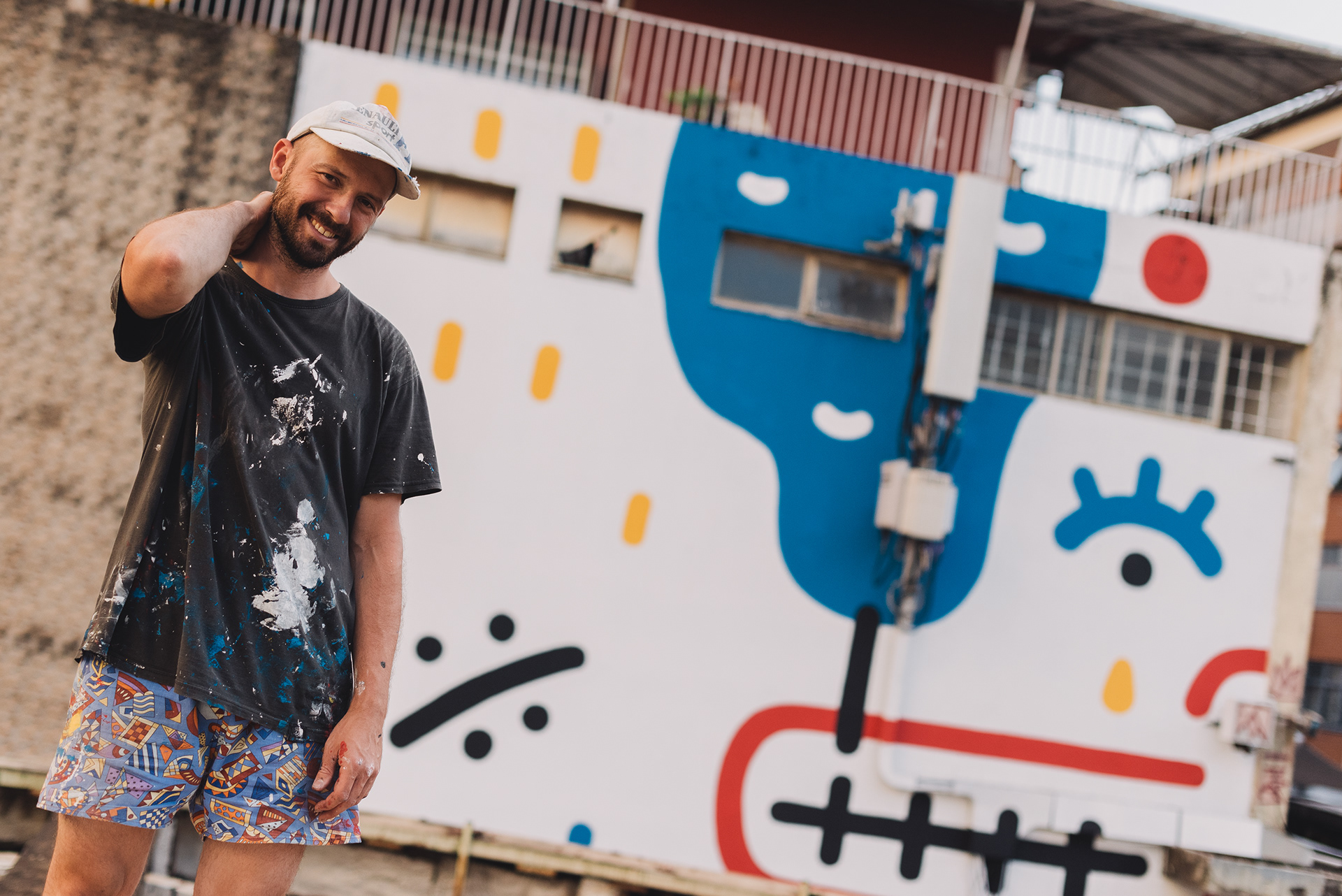 Doctor Oy e sua obra "Liberdade de Expressão", que fez parte das intervenções artísticas na abertura do Instituto Vulica Brasil de Arte e Sustentabilidade, 22/04/2021.