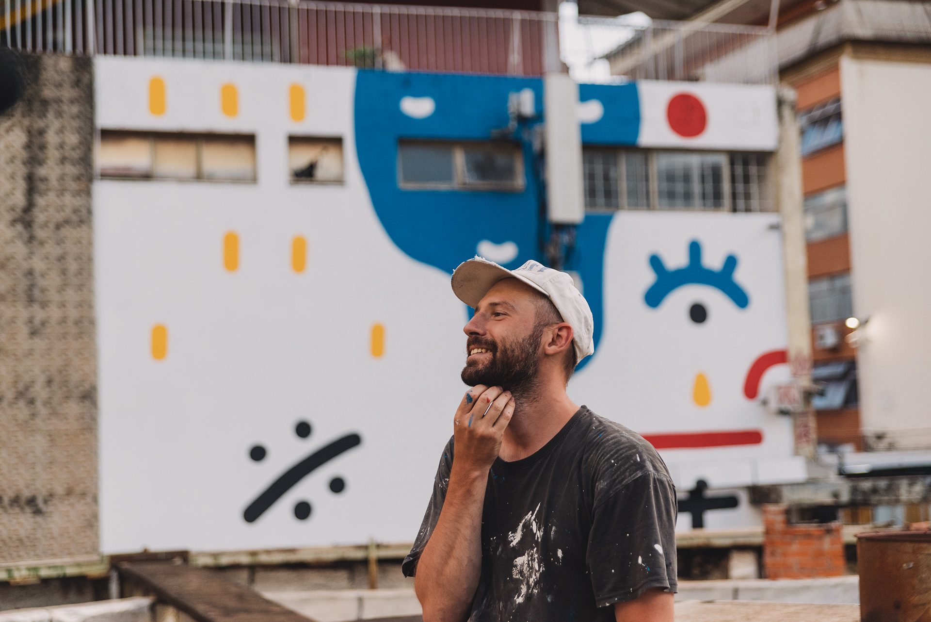 Doctor Oy e sua obra "Liberdade de Expressão", que fez parte das intervenções artísticas na abertura do Instituto Vulica Brasil de Arte e Sustentabilidade, 22/04/2021.