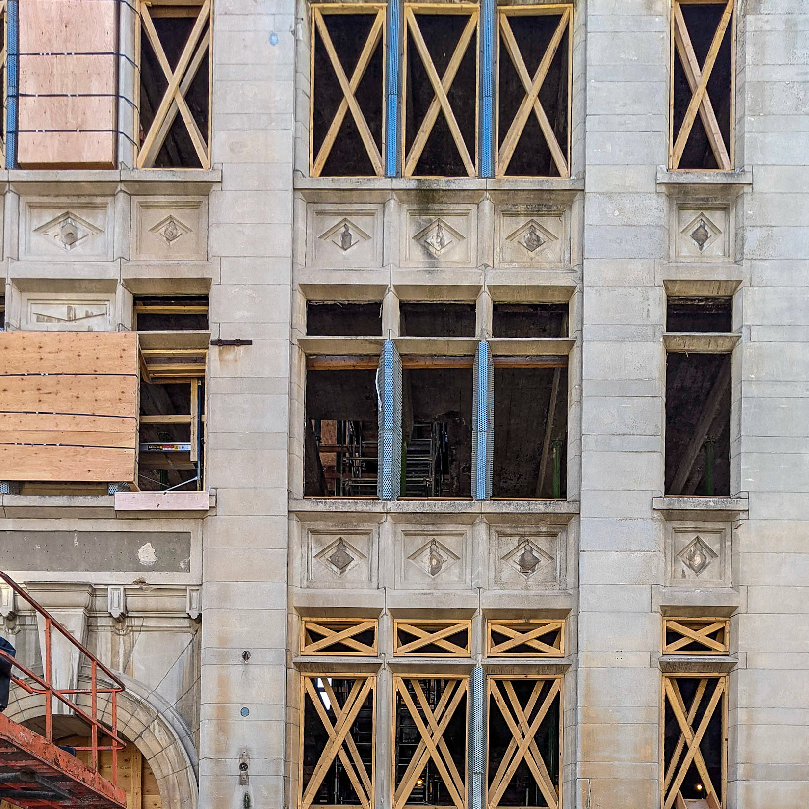Dans ma quête pour la photo 16 de mon Projet 52, j'ai pensé choisir celle-ci. Elle est arrivée 2e.L'édifice est situé sur la rue Sanguinet, au nord de René-Lévesque, à côté d'un pavillon de l'UQAM.---Searching for photo 16 of my Project 52, I took this picture. It came in 2nd place.The building is located on Sanguinet street, north of René-Lévesque, next to a UQAM building.