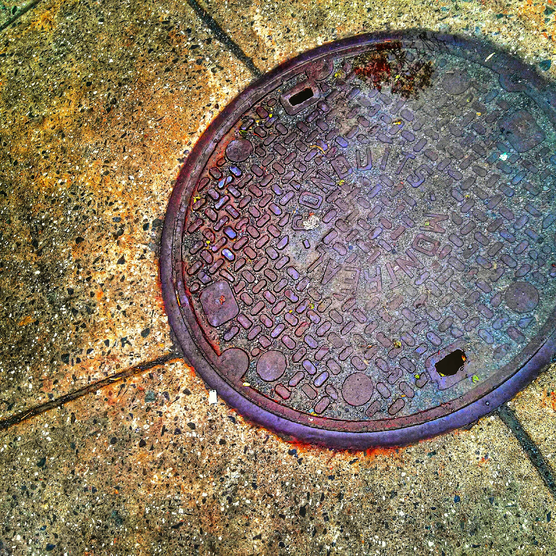 Là où je marche, les arbres se mirent dans les flaques.