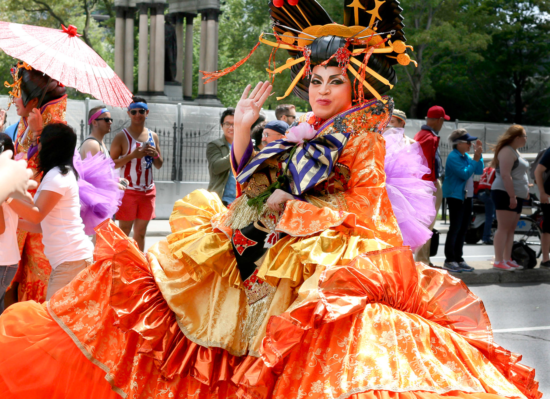 La couleur vedette du défilé de la fierté de Montréal 2014 est l'orange.