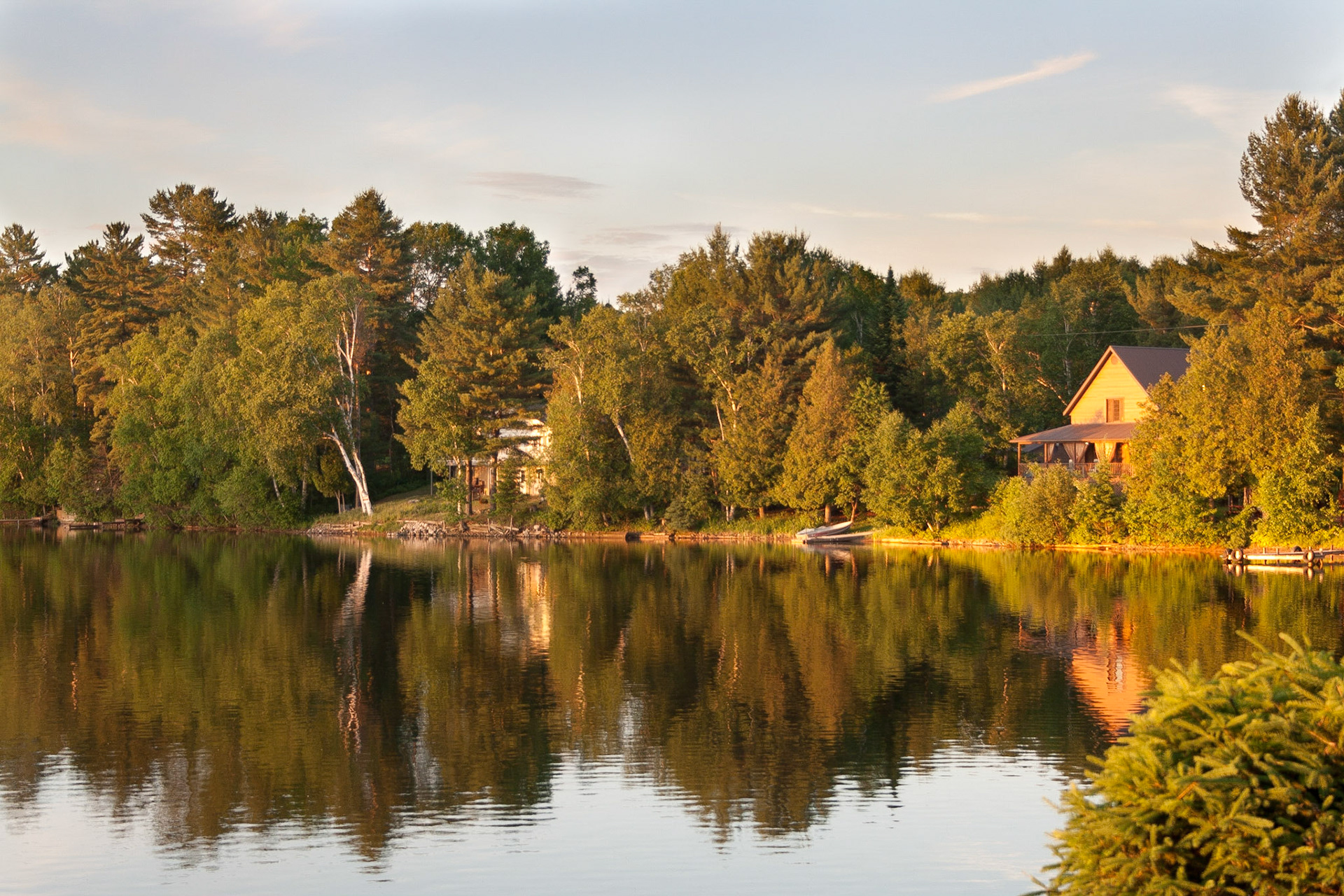 Lumière dorée sur lac chatoyant