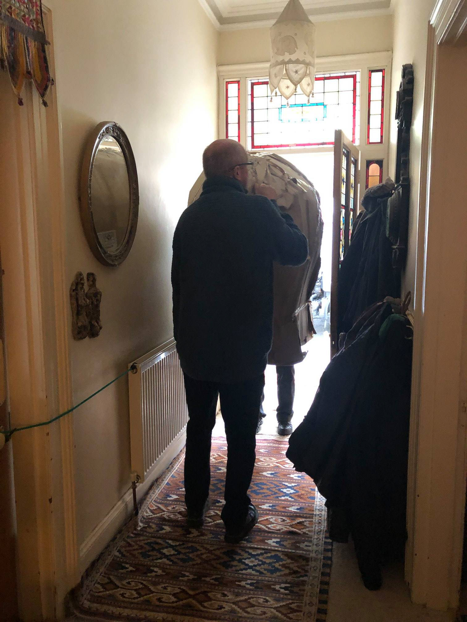 Ele arrives