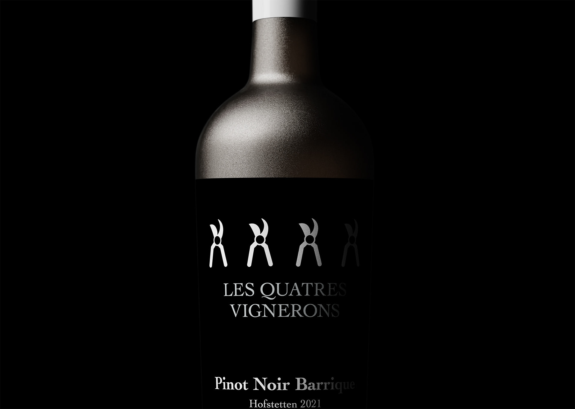 Dunkle Weinflasche "Pinot Noir Barrique" von Les Quatres Vignerons mit schwarzem Etikett und vier Rebschere-Piktogrammen