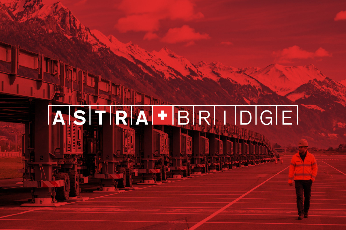 Logo ASTRA Bridge mit quadratisch eingefasster Typografie über einer Fotoaufnahme der mobilen Baustellenbrücke