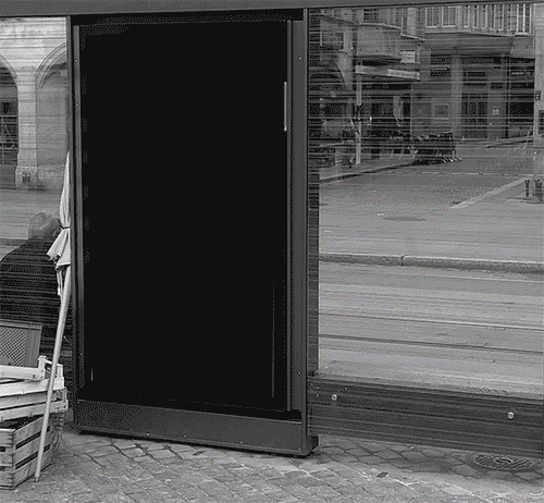 Animated GIF einer Plakatwerbung mit dem Schweinehund-Maskottchen an einer Basler Haltestelle
