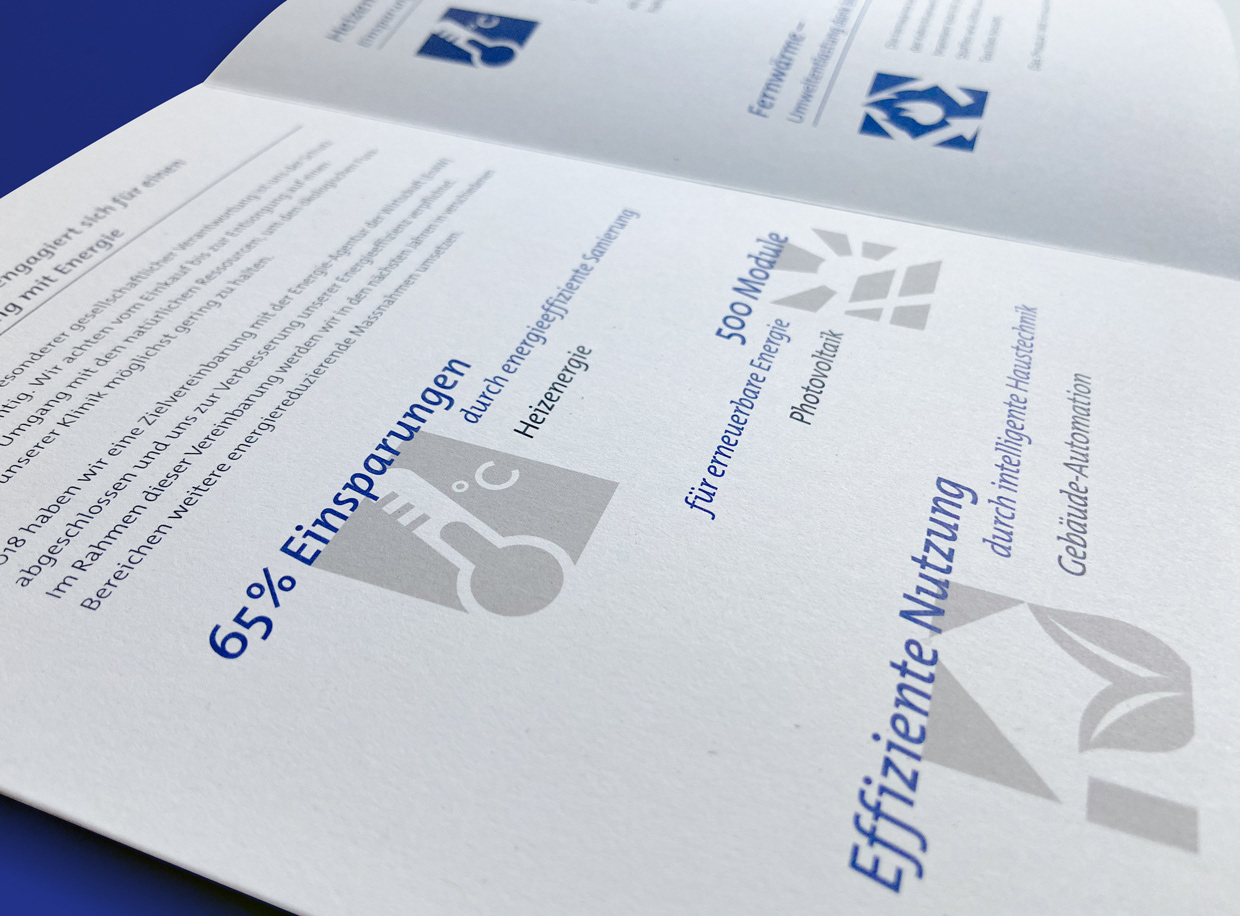 Blaue Quadratsymbole und Icons zur Veranschaulichung von Nachhaltigkeitsthemen der Merian Iselin Klinik