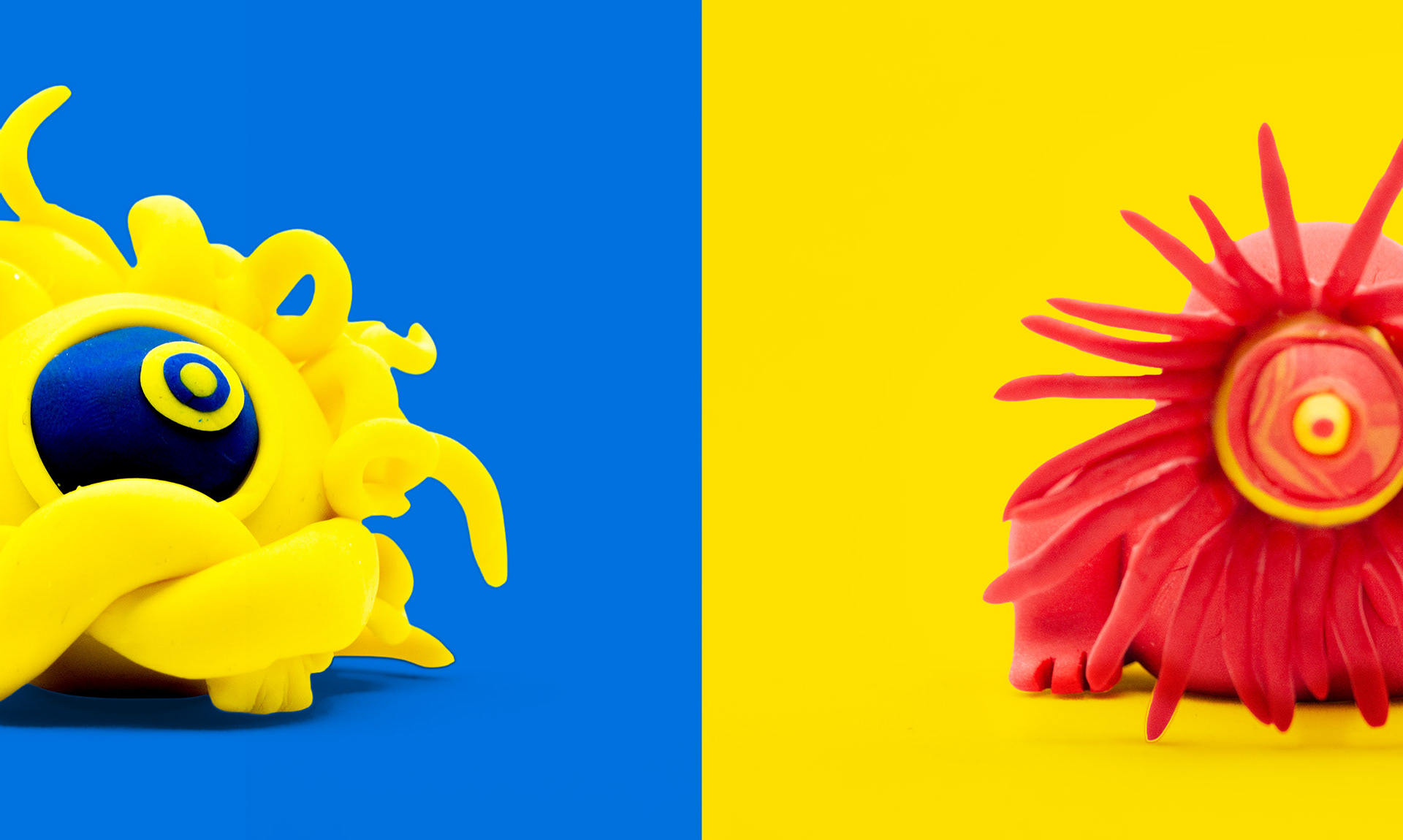 Gegenüberstellung zweier Fimo-Skulpturen: links eine gelbe Tentakel-Kreatur auf blauem Hintergrund, rechts eine rote, strahlenförmige Skulptur auf gelbem Hintergrund