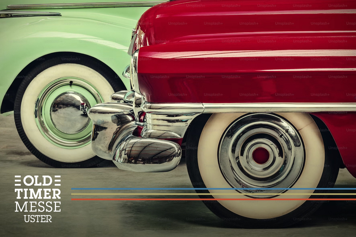 Logo der Oldtimer-Messe Uster im Einsatz auf einem Foto historischer US-Cars mit Weisswandreifen