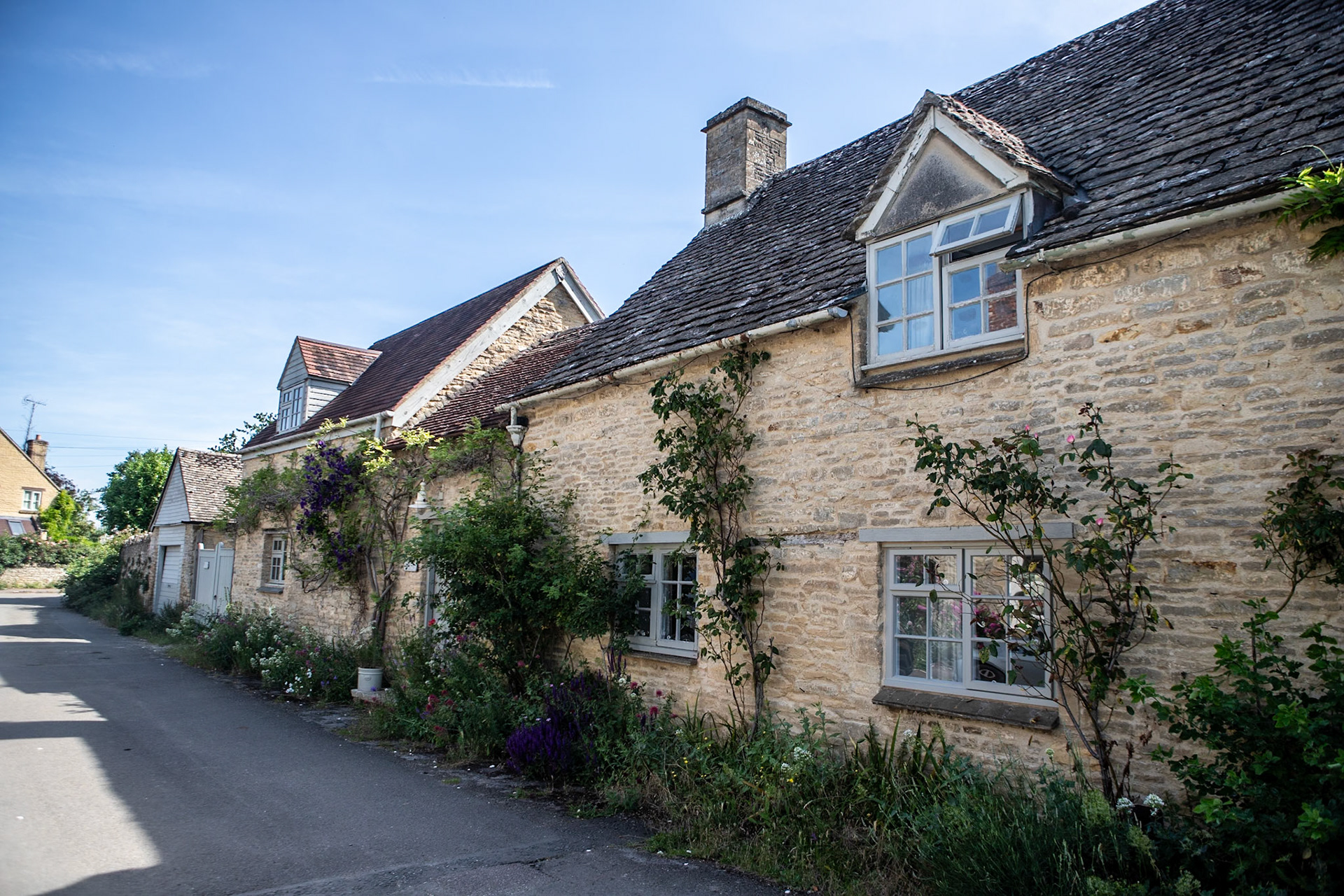 Bampton is a historic market town (also known as Bampton-in-the-Bush) best known as the real-world filming location for the village in Downton Abbey. It dates back to the Domesday Book of 1086