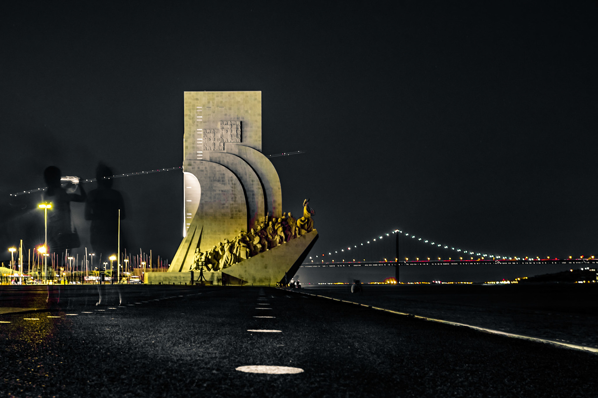 Long exposure of people taking pictures on the famous tourist points of Lisbon