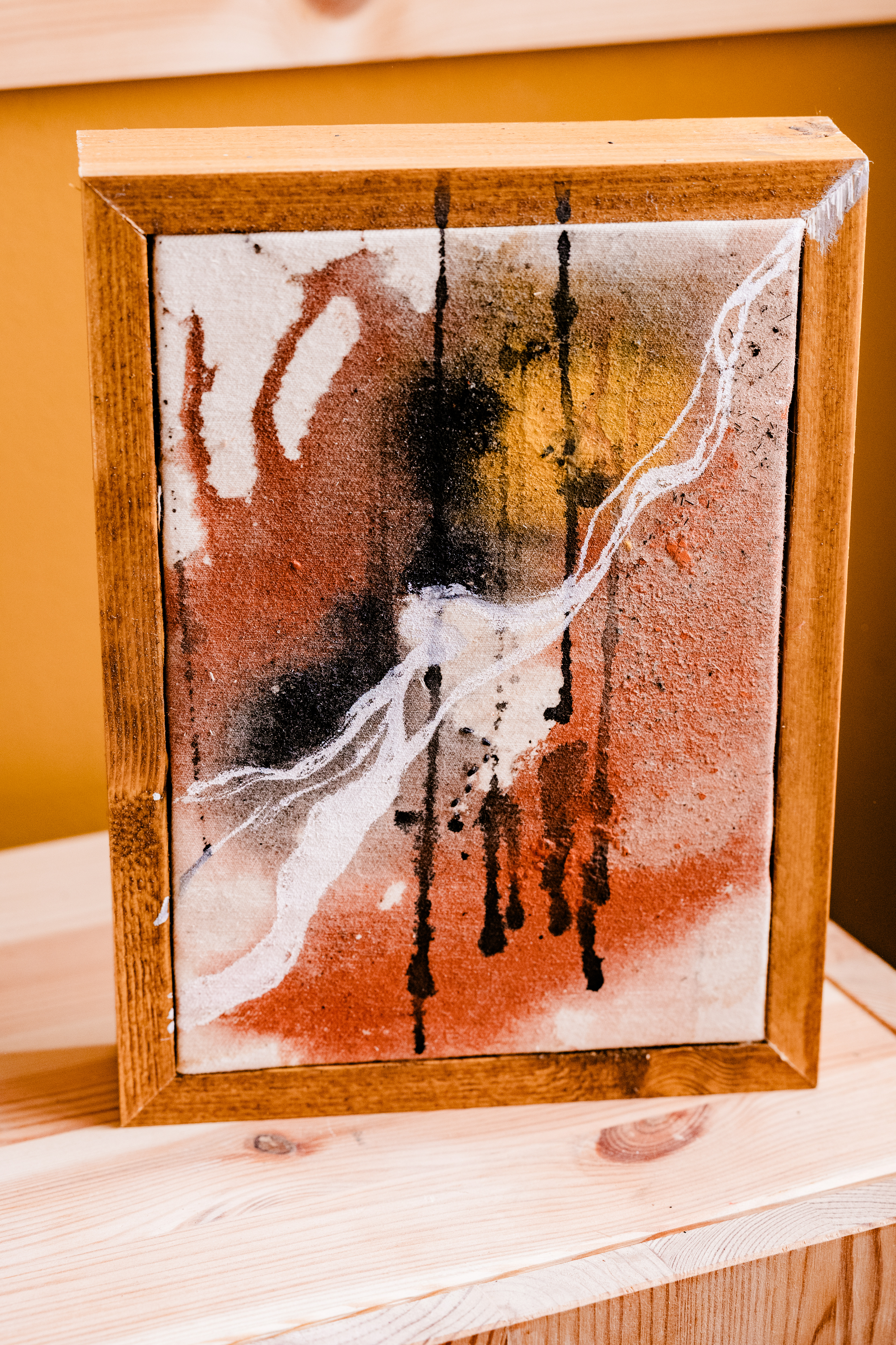 Overloop  | €150 | 25.5x19 cm| natuurpigmenten, paardenhaard, houtskool op katoen | incl handgemaakte, gebeitste mahonie kleur lijst