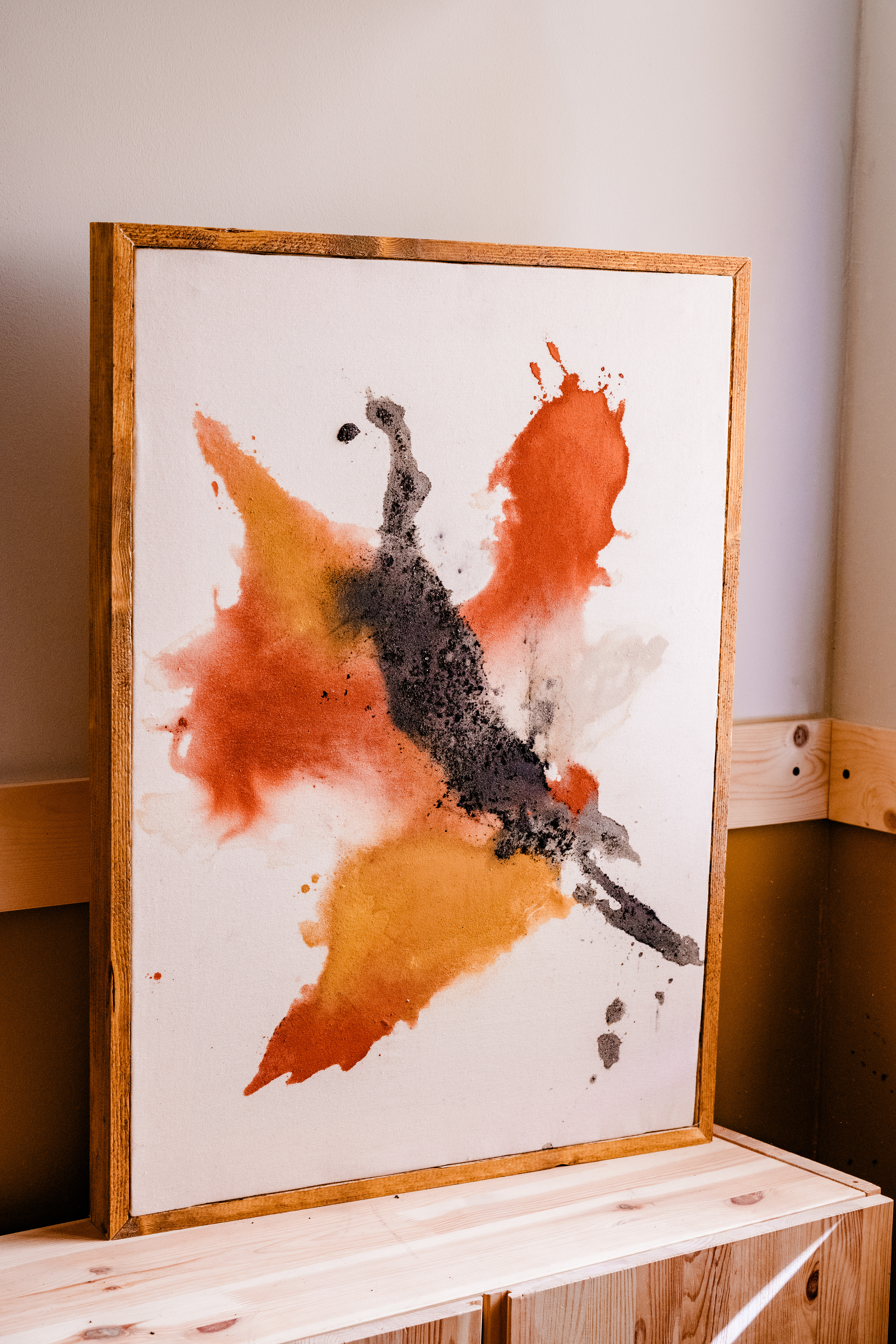 Wat bleef was vrij | €650 | 73x54 cm| natuurpigmenten, paardenhaard, houtskool op katoen | incl lijst