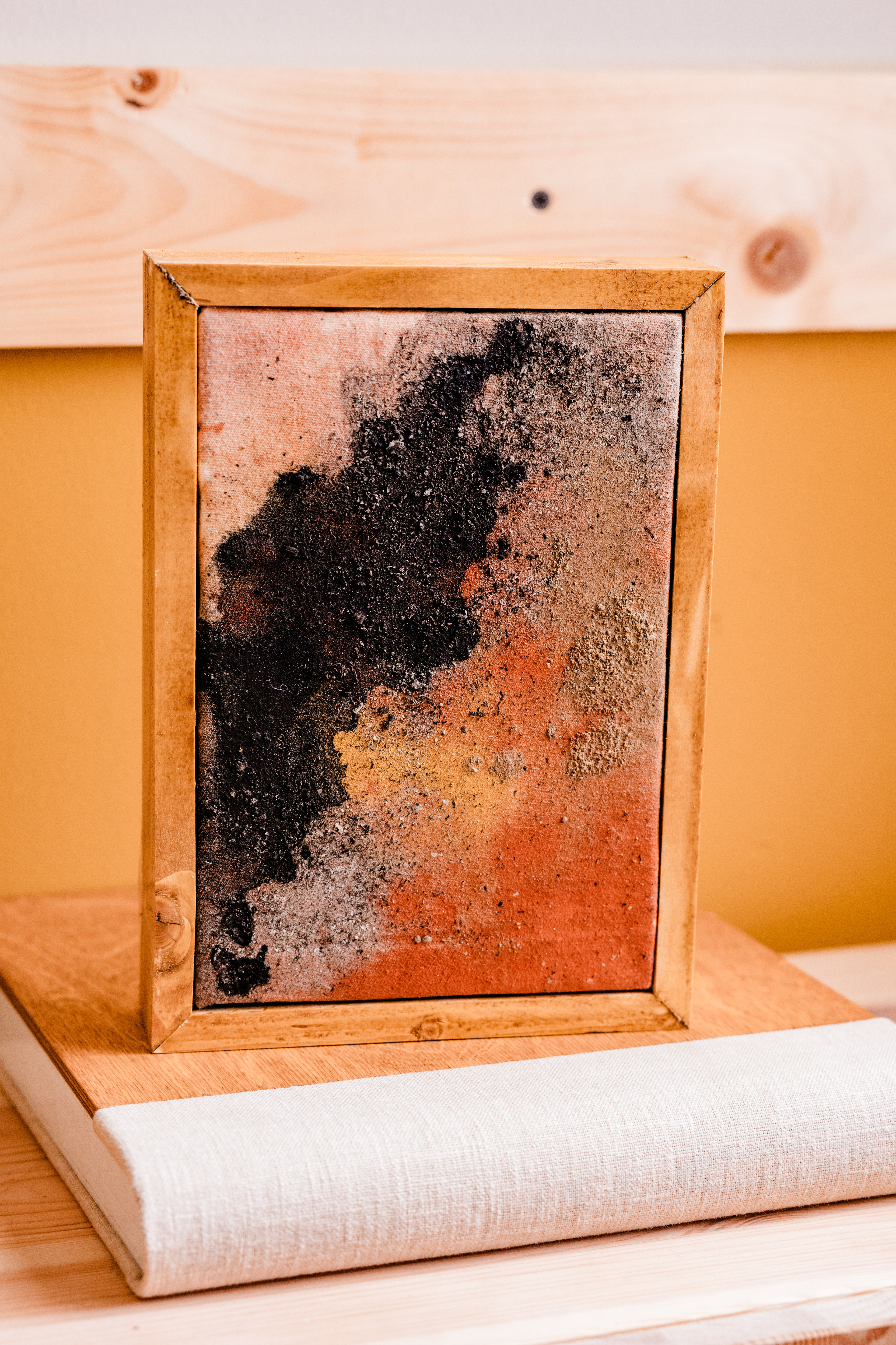 gebroken grond | €150 | 23x16 cm| natuurpigmenten, paardenhaard, houtskool op katoen | incl handgemaakte, gebeitste mahonie kleur lijst