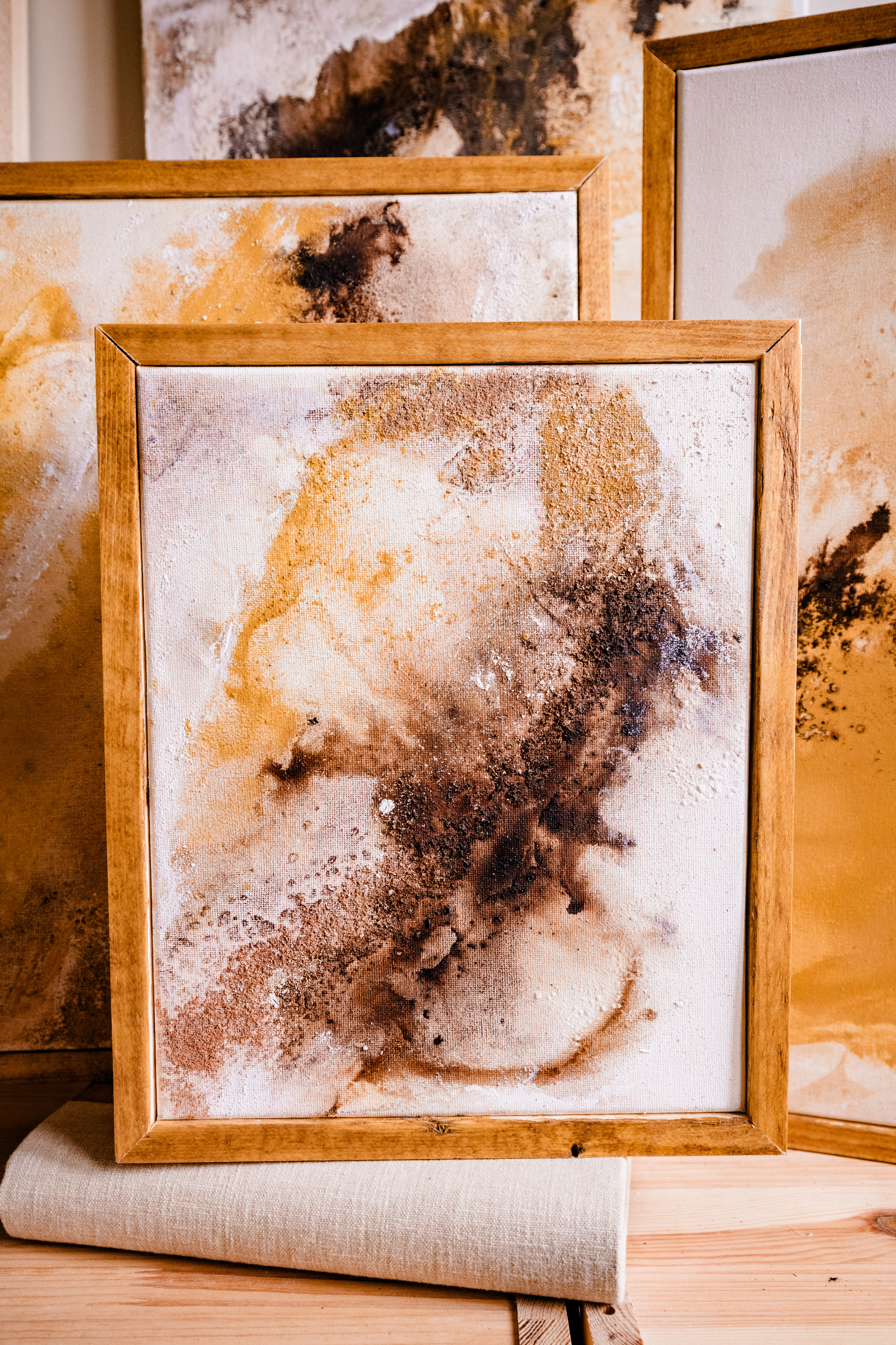 Eb  | 25x30 | natuurpigment, texels zand, acryl |  incl handgemaakte gebeitste mahonie kleur houten lijst |