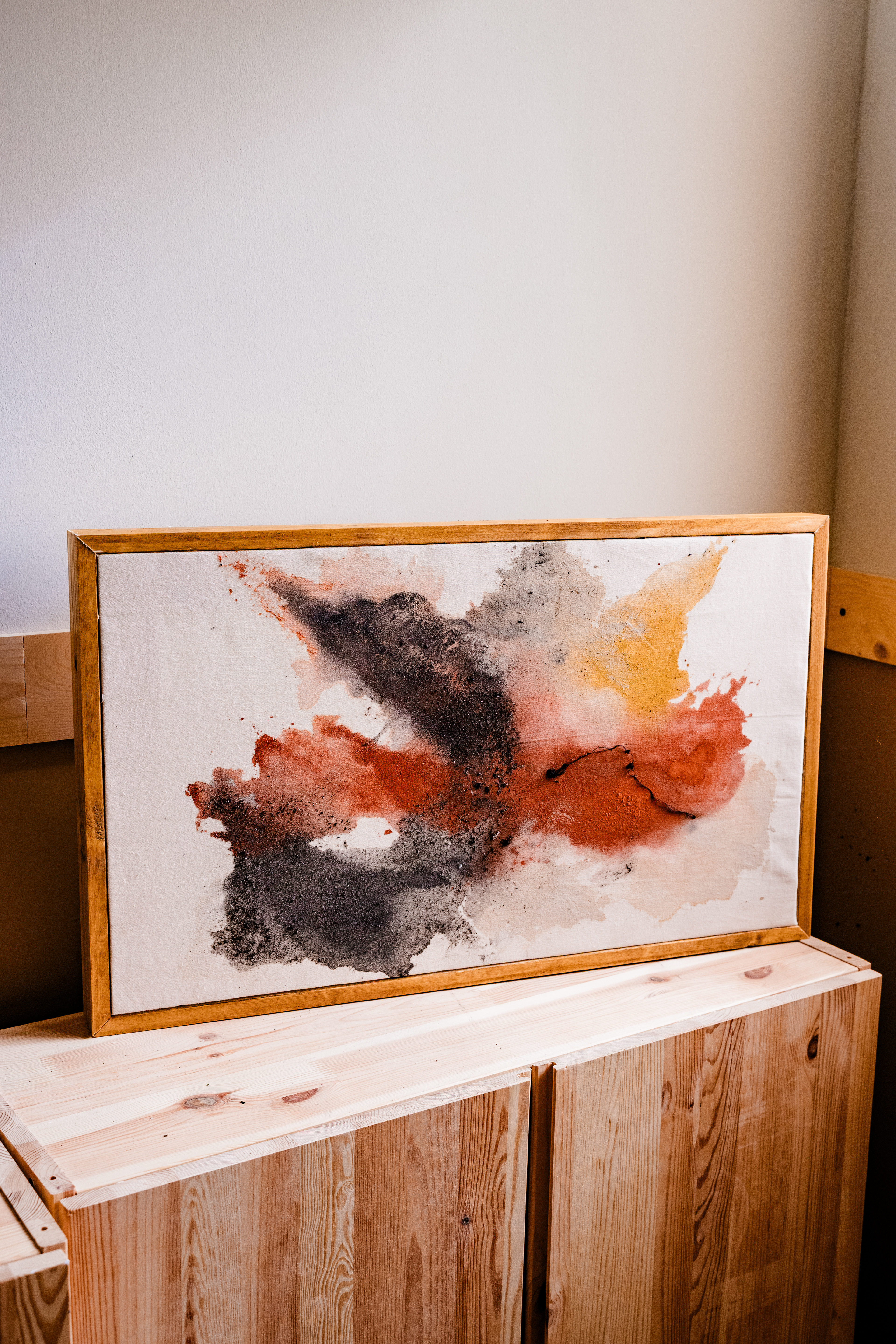 trage overwinning  | €450 | 70x41,5 cm| natuurpigmenten, paardenhaard, houtskool op katoen | incl handgemaakte, gebeitste mahonie kleur lijst