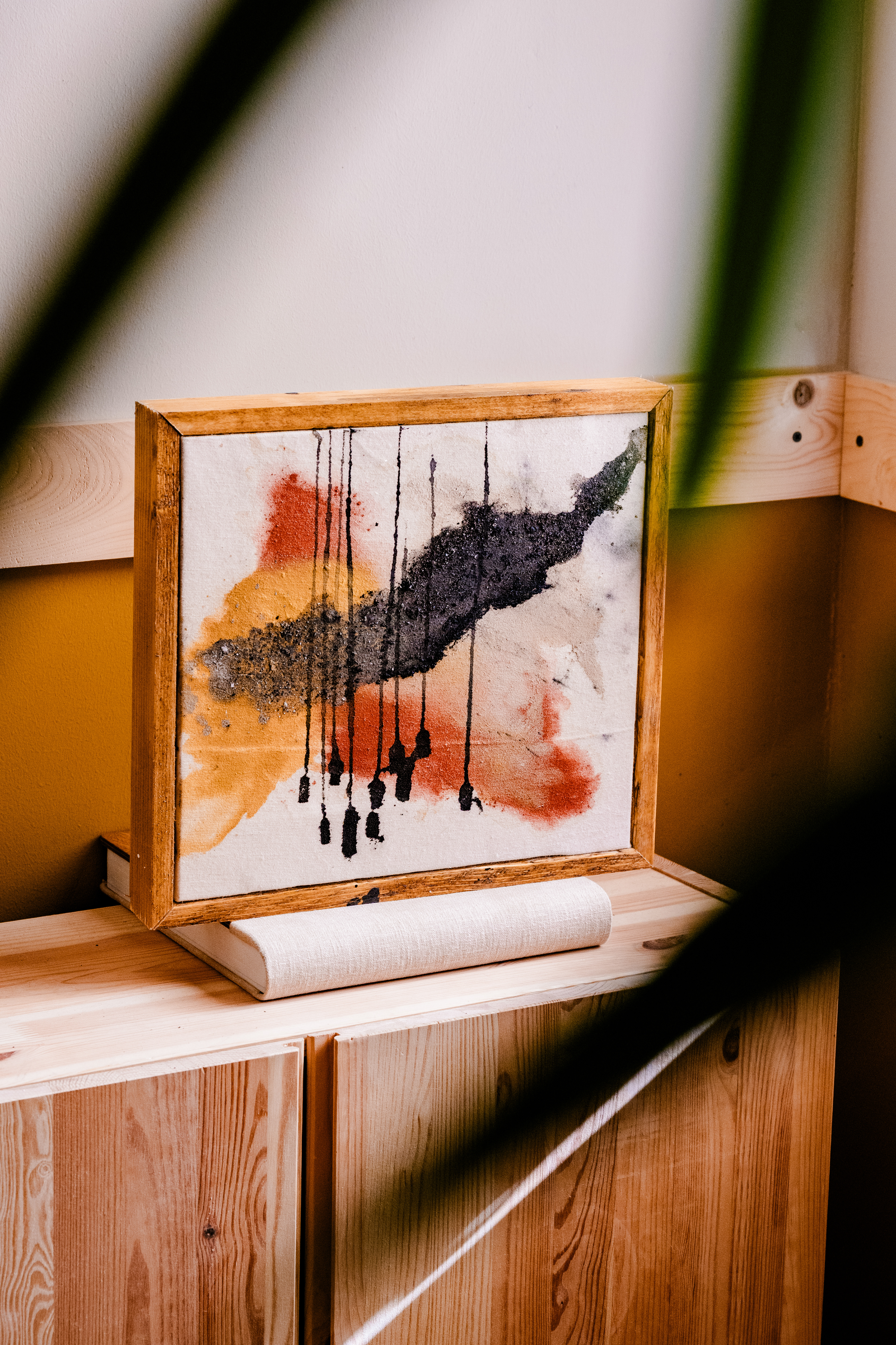 Verscheurd  | €200 | 35x33 cm| natuurpigmenten, paardenhaard, houtskool op katoen | incl handgemaakte, gebeitste mahonie kleur lijst