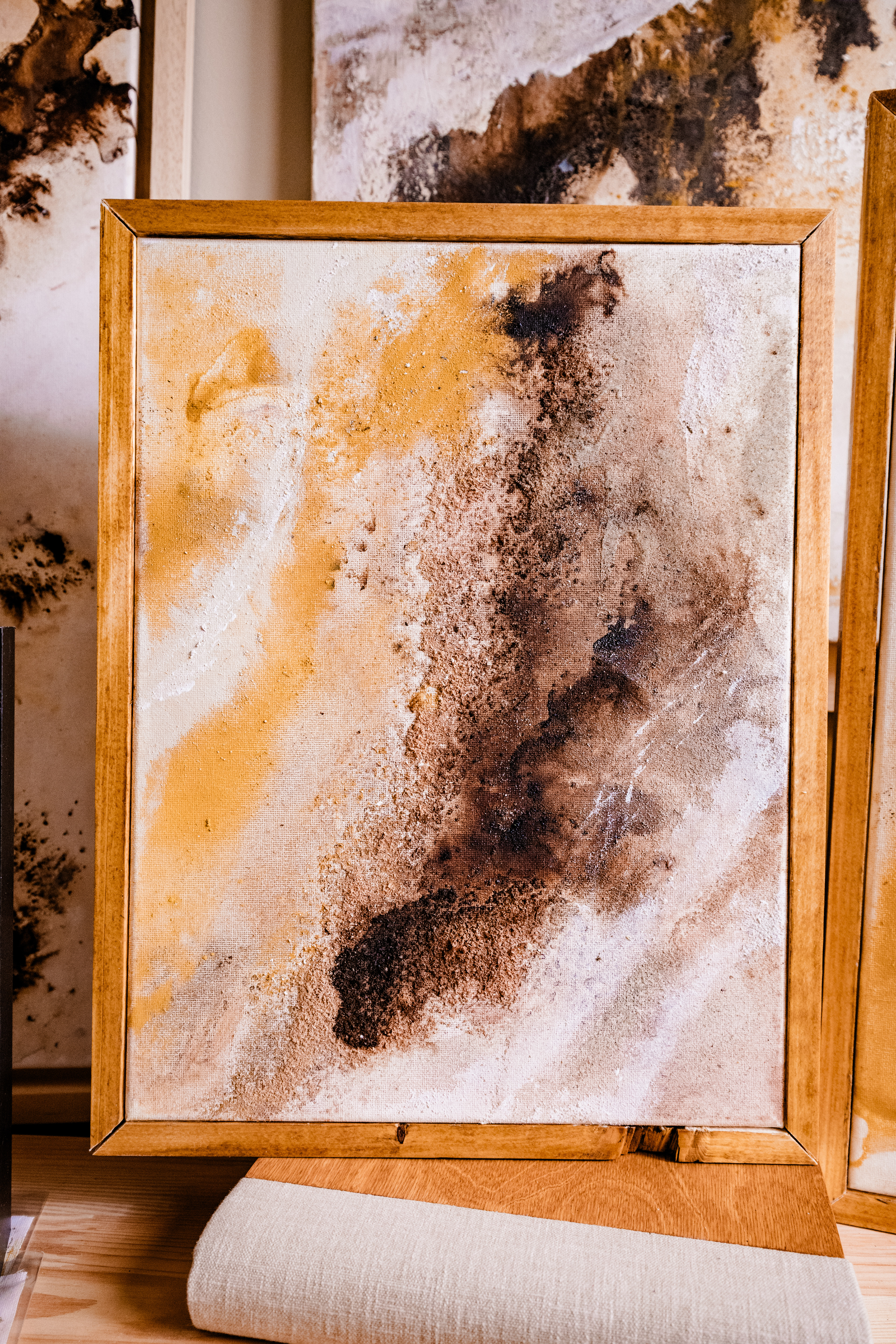 Vloed | 30x40 | natuurpigment, texels zand, acryl |  incl handgemaakte gebeitste mahonie kleur houten lijst |