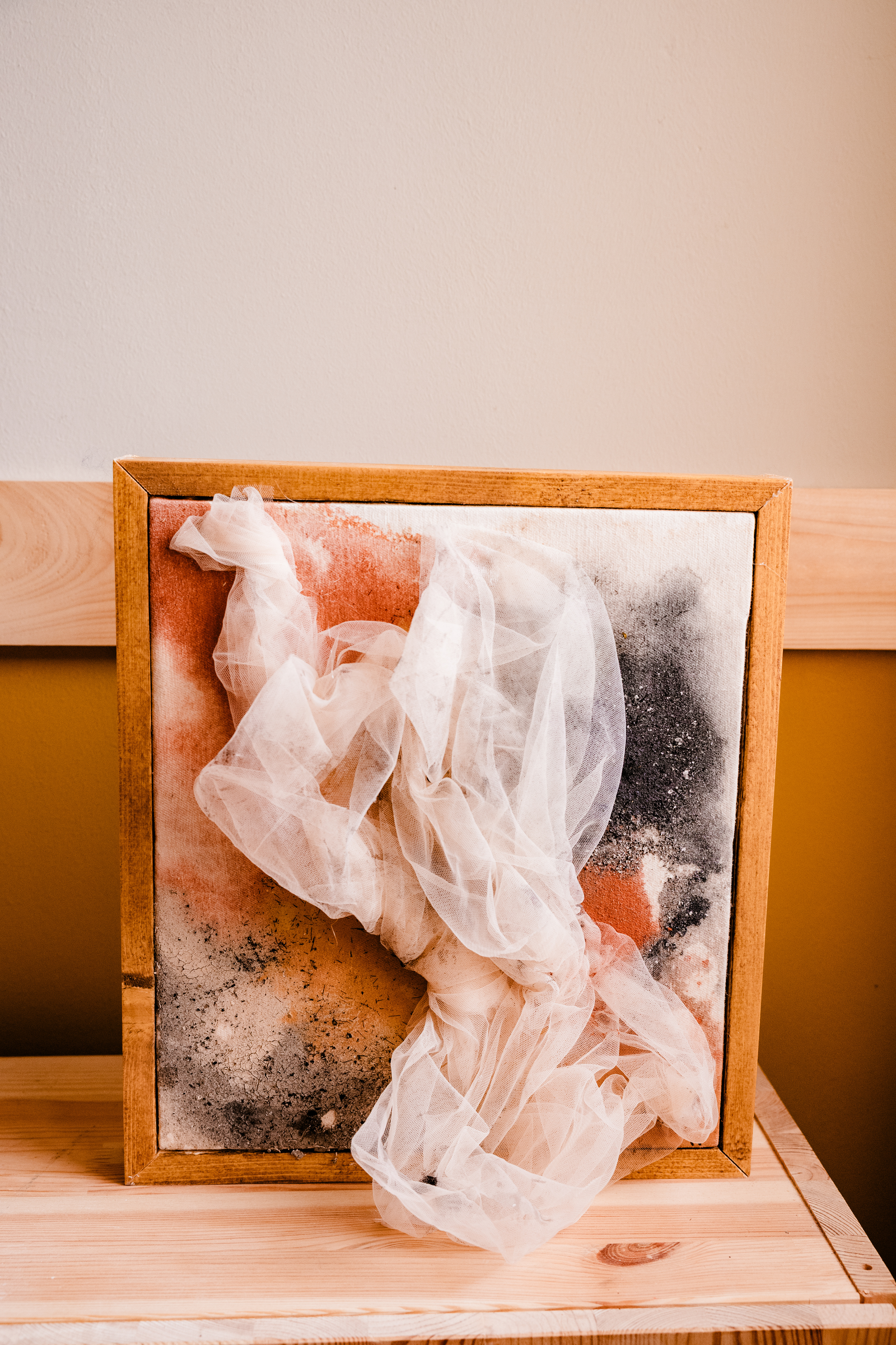 Restwarmte  | €200 | 35x30 cm| natuurpigmenten, paardenhaard, houtskool op katoen | incl handgemaakte, gebeitste mahonie kleur lijst