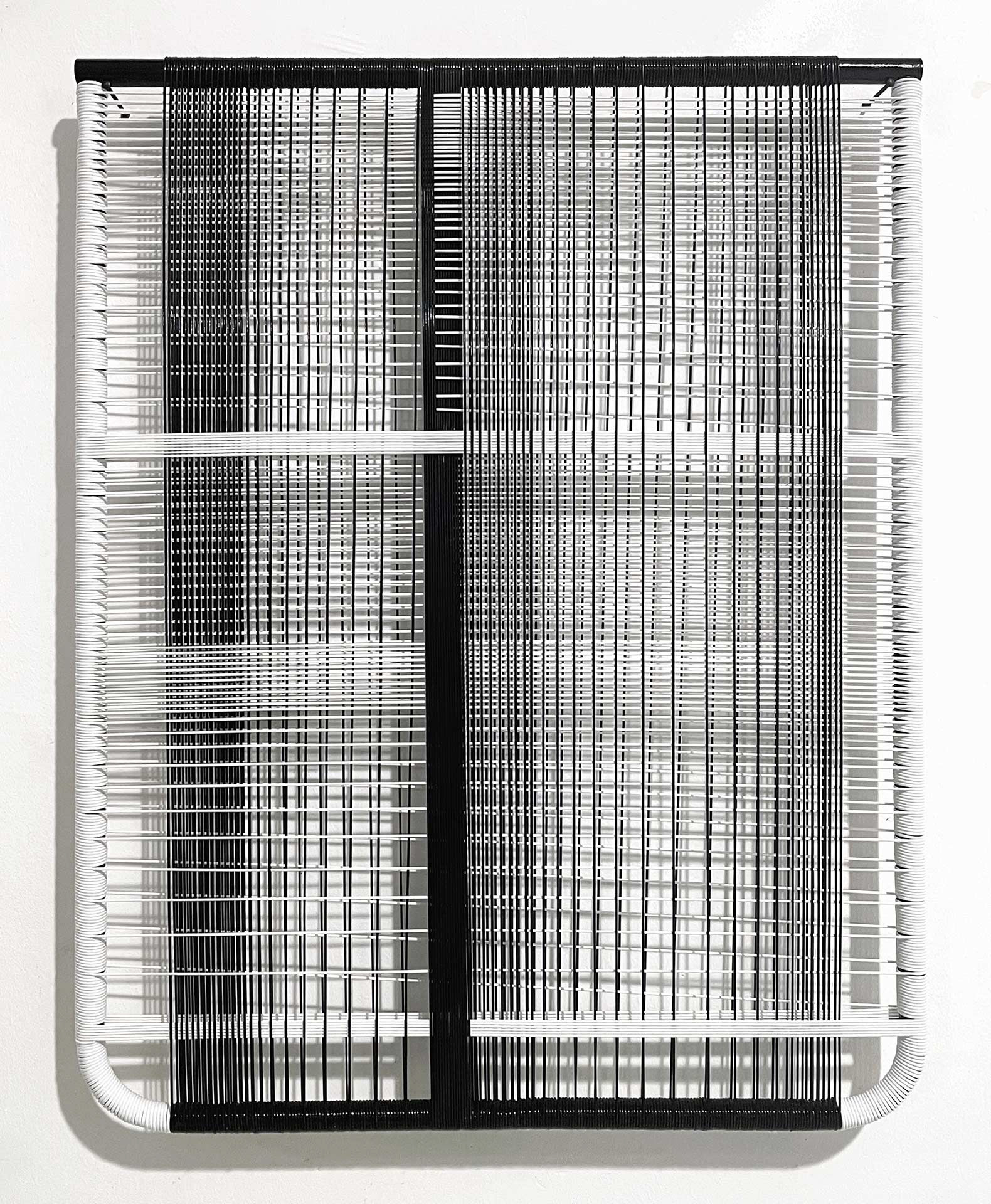 tension graphique 2 - fil pvc sur châssis métal - 76 x 61 x 6 cm - 2021