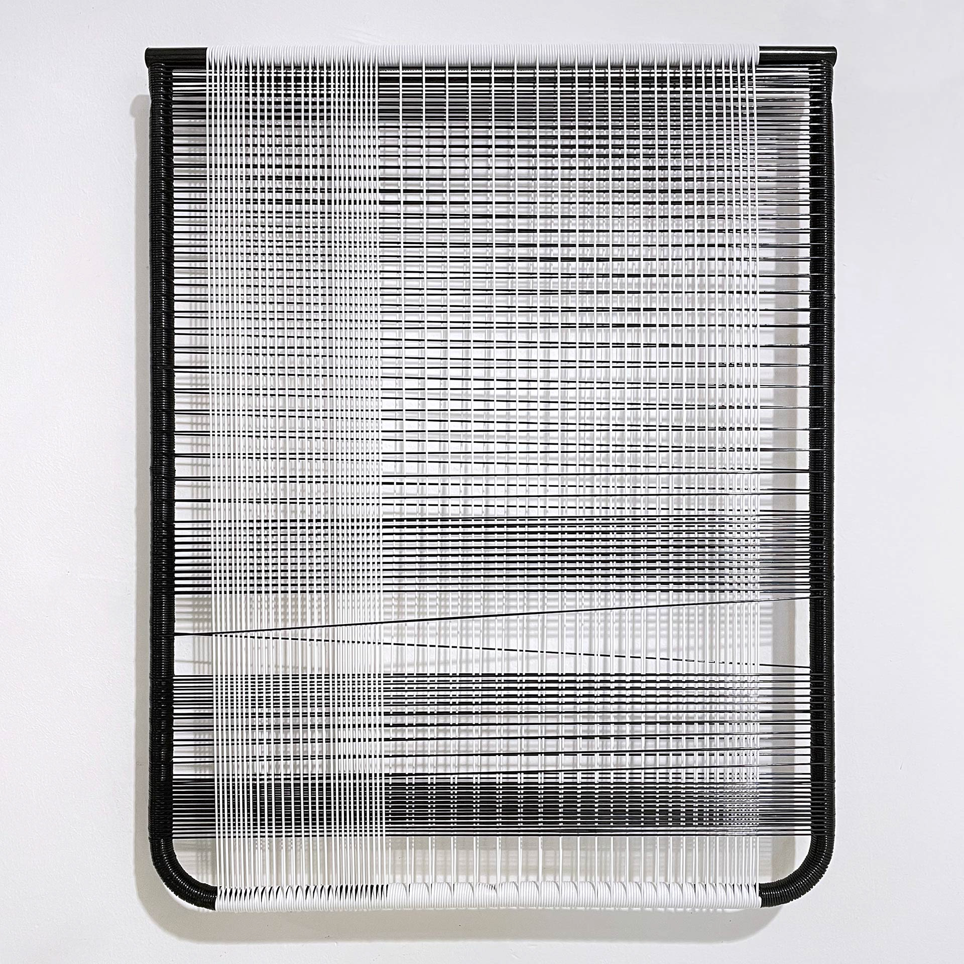 Laurent Galland , "construction scoubidou 1", 2022, fil scoubidou sur châssis métallique, 76 x 61 cm