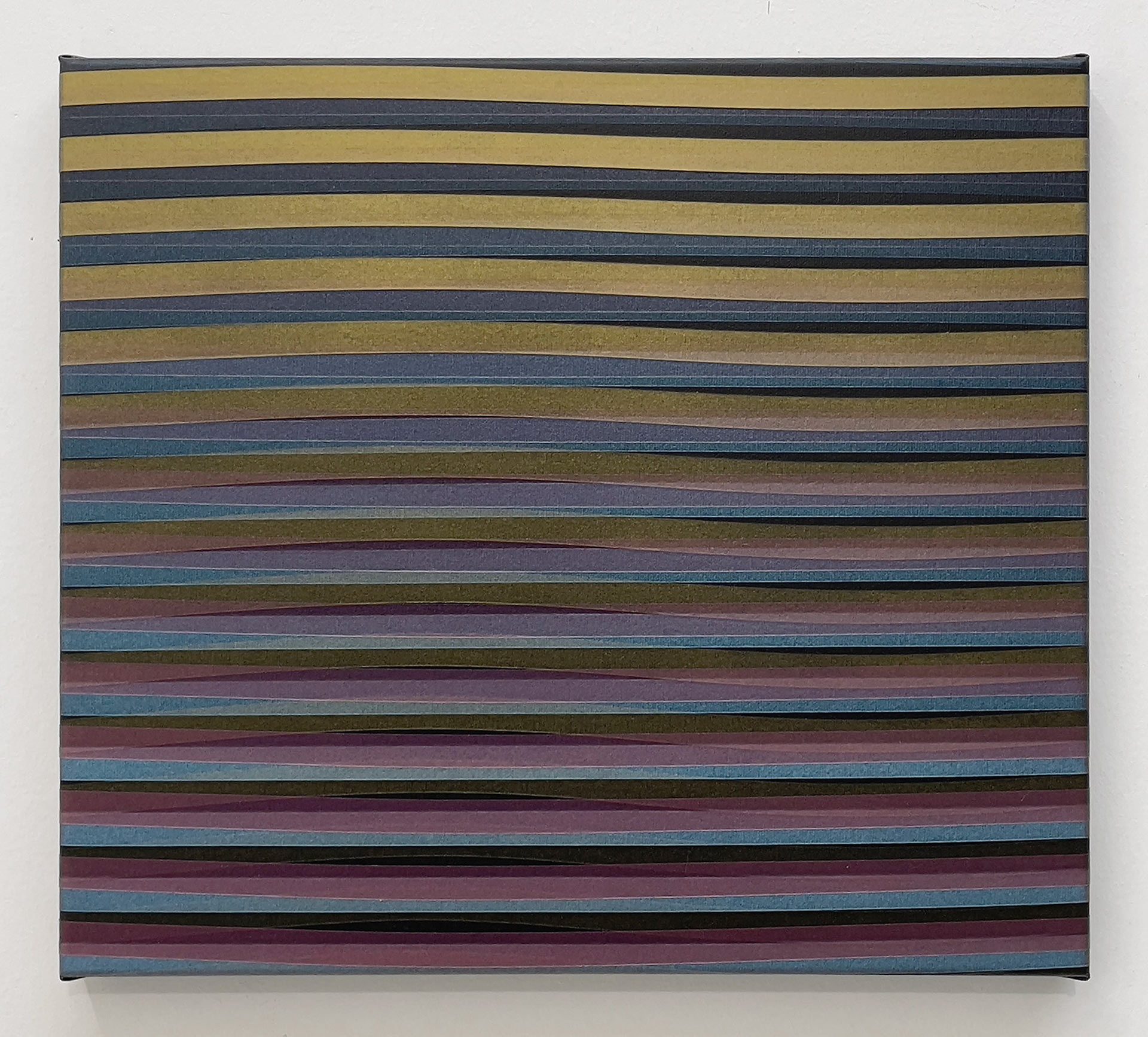 répétitive 56 - acryliques iridescentes sur toile - 36 x 40 cm - 2023
