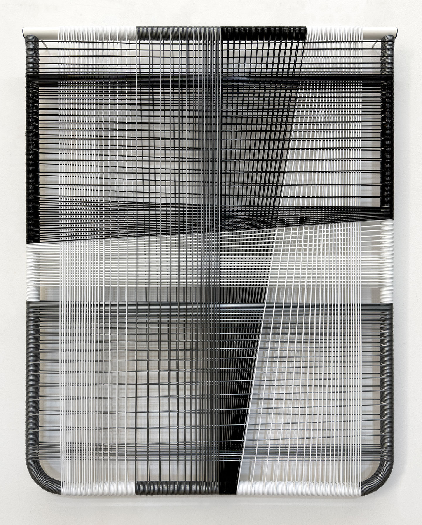 Tension graphique 4, fil pvc sur châssis métal, 76 x 61 cm , 2026