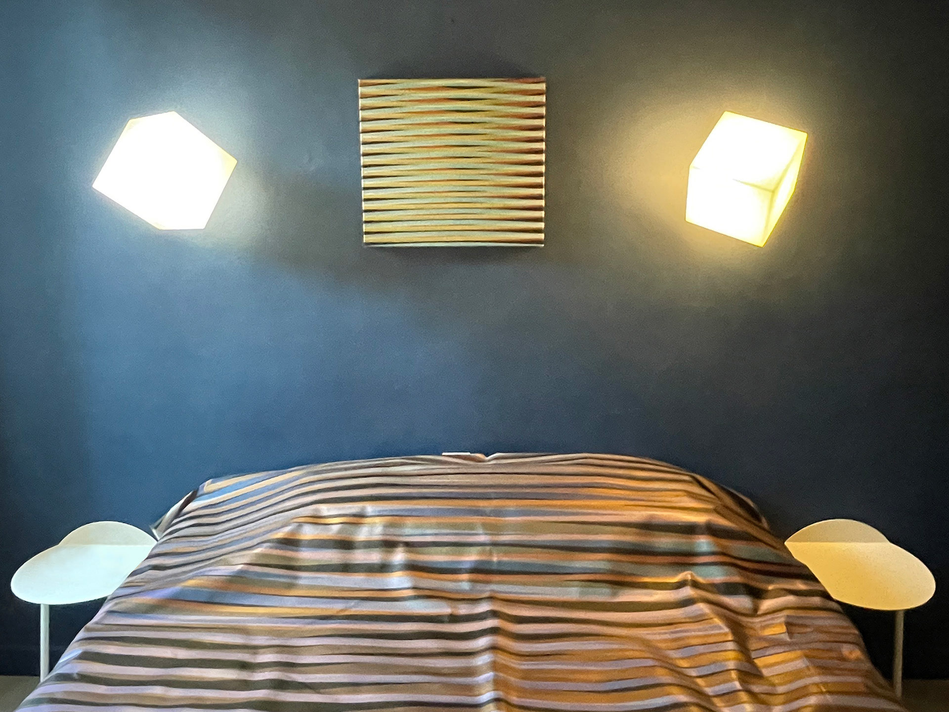 Une grande peinture à base de pigments iridescents est posée comme couvre-lit.
