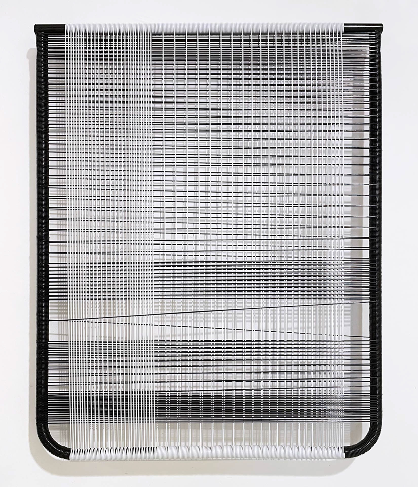 construction noir et blanc 1 - fil scoubidou sur chassis métal - 76 x 61 cm - 2021