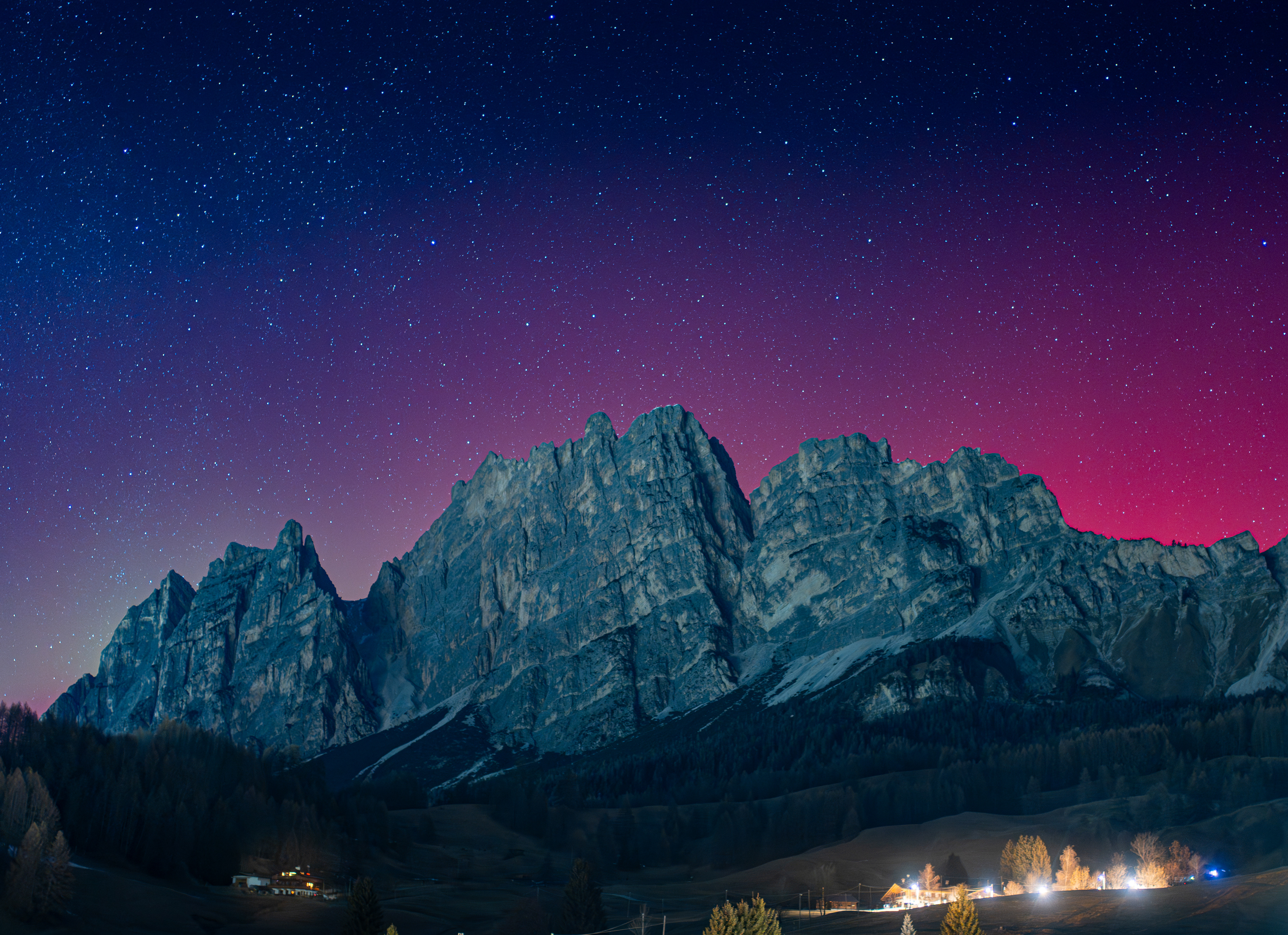 Aurora boreale dietro il Pomagagnon