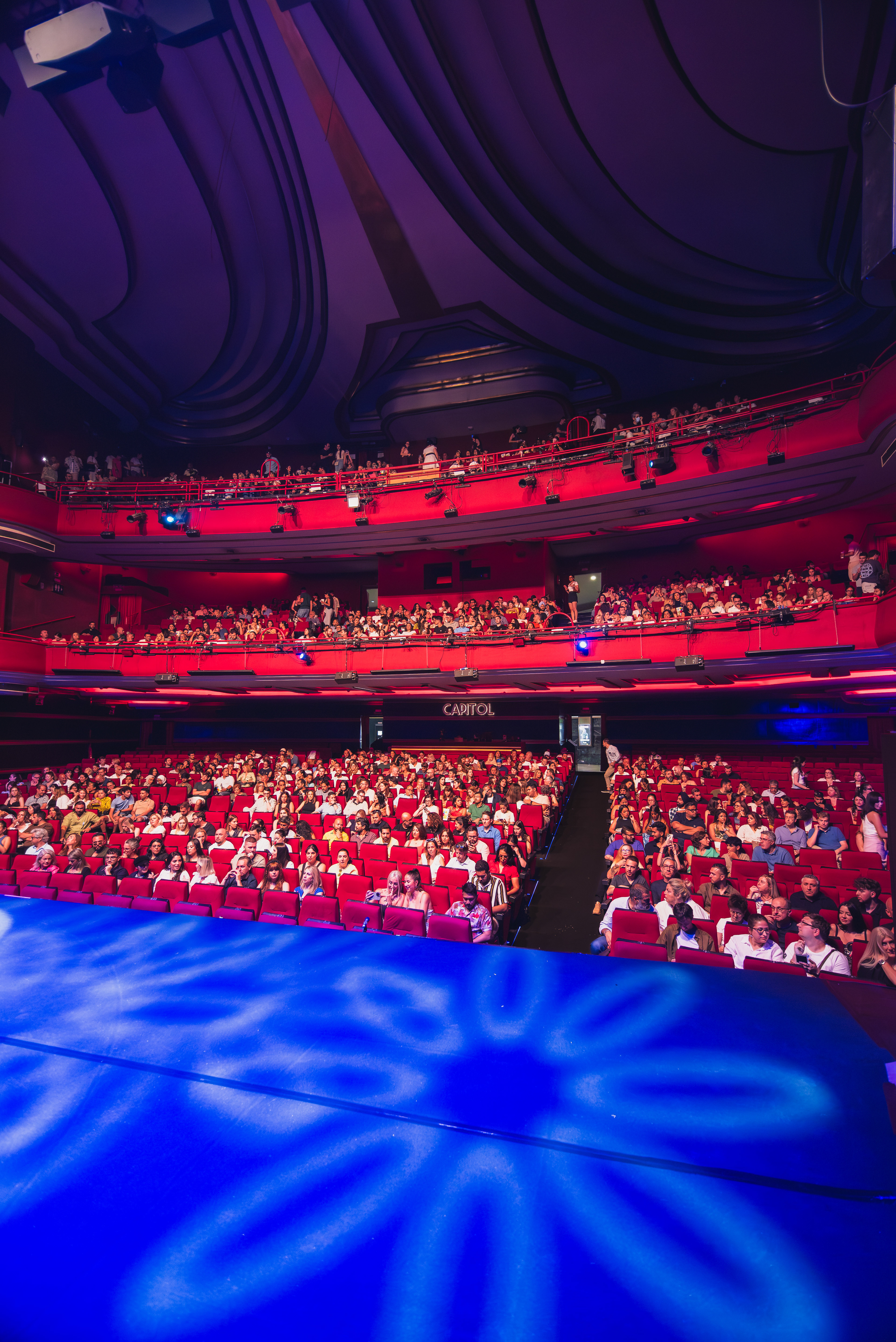 Patio de butacas de la sala principal del Teatro Capitol. y atmósfera previa al inicio del espectáculo.