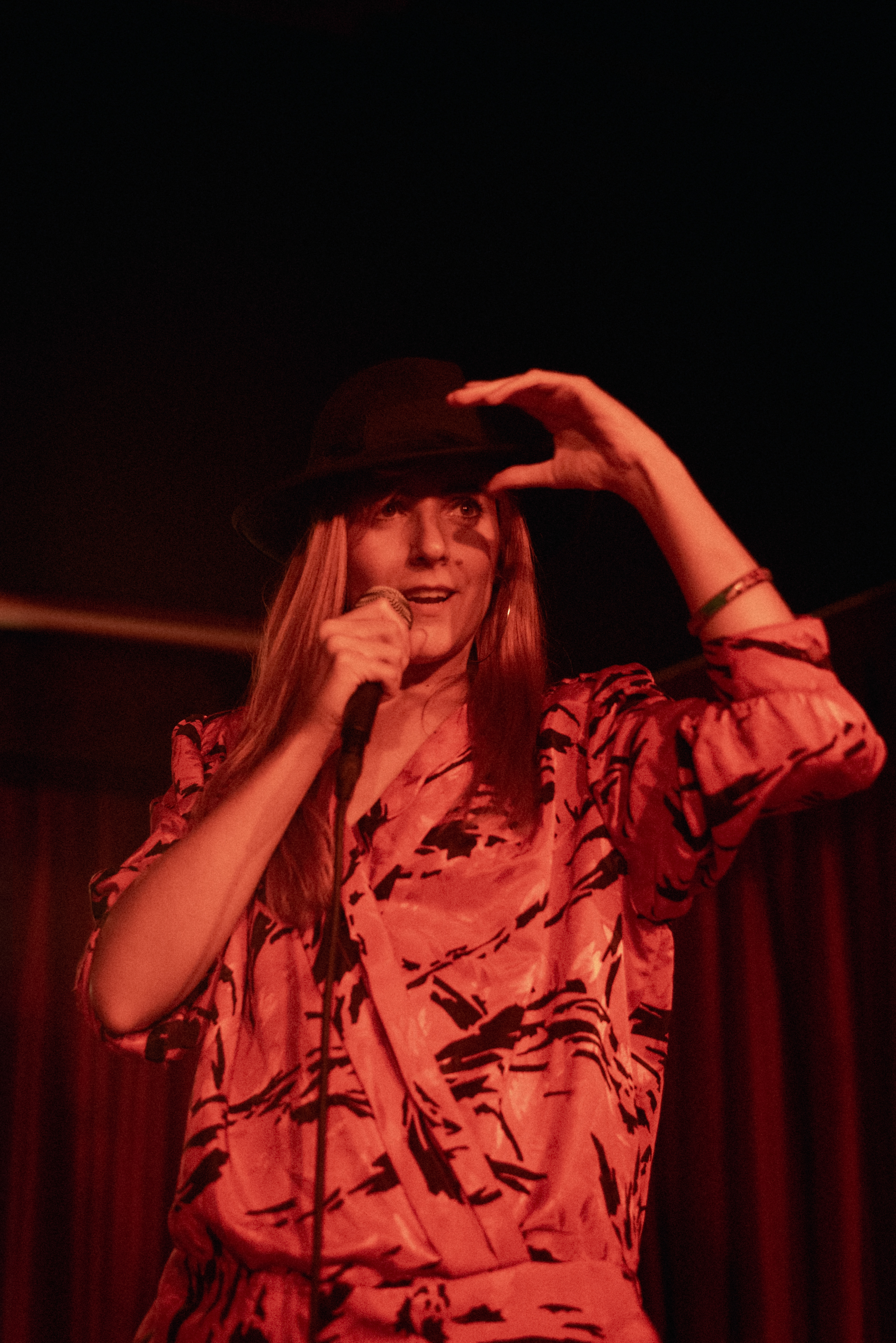 Fotografía de poesía escénica durante un poetry slam en Madrid