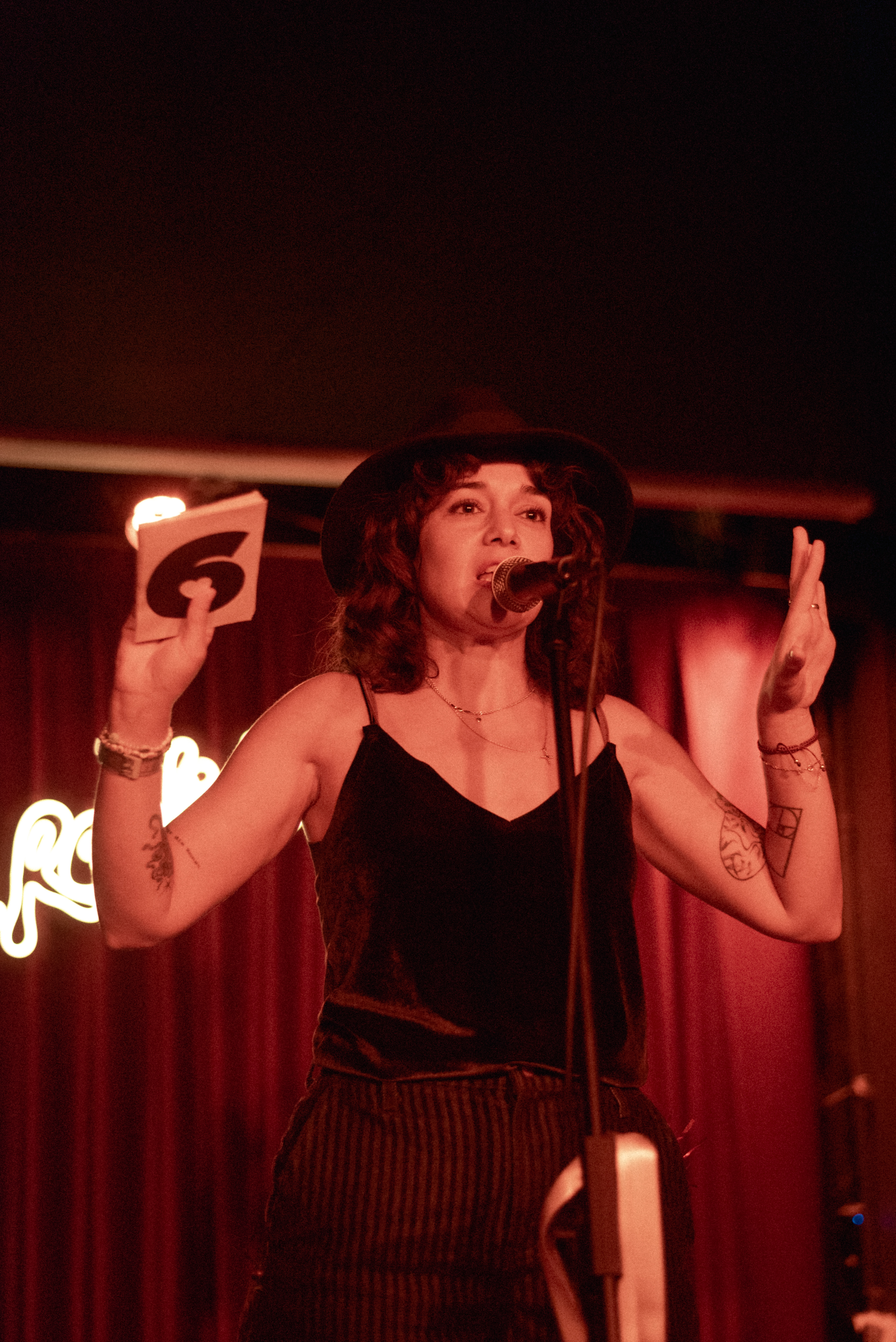 Fotografía de poesía escénica durante un poetry slam en Madrid | Carolina Treboada