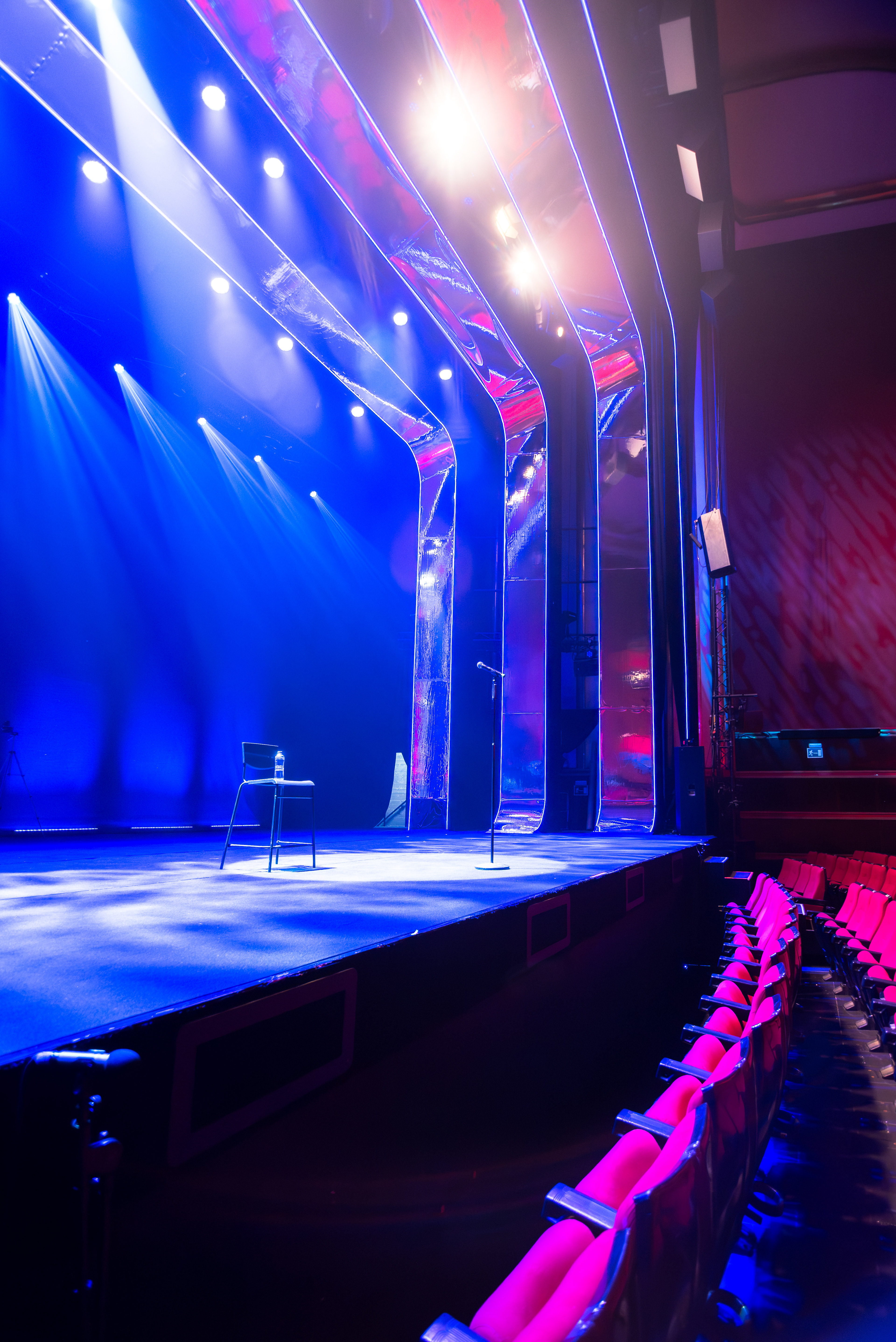 Escenario del Teatro Capitol en Madrid previo a la entrada del público.