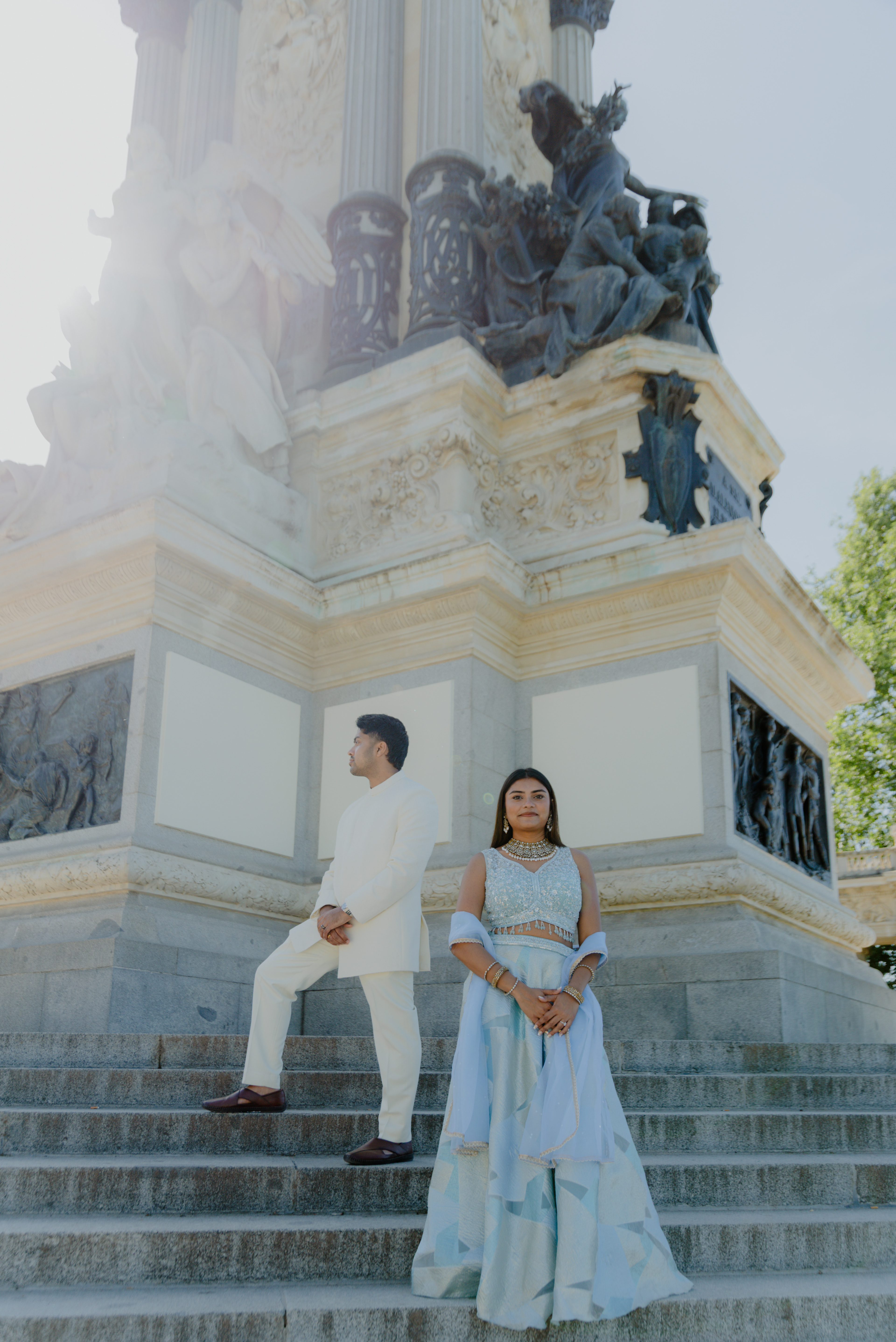 La sofisticación del lehenga y el sherwani se encuentran con la arquitectura clásica madrileña en esta sesión pre-wedding..