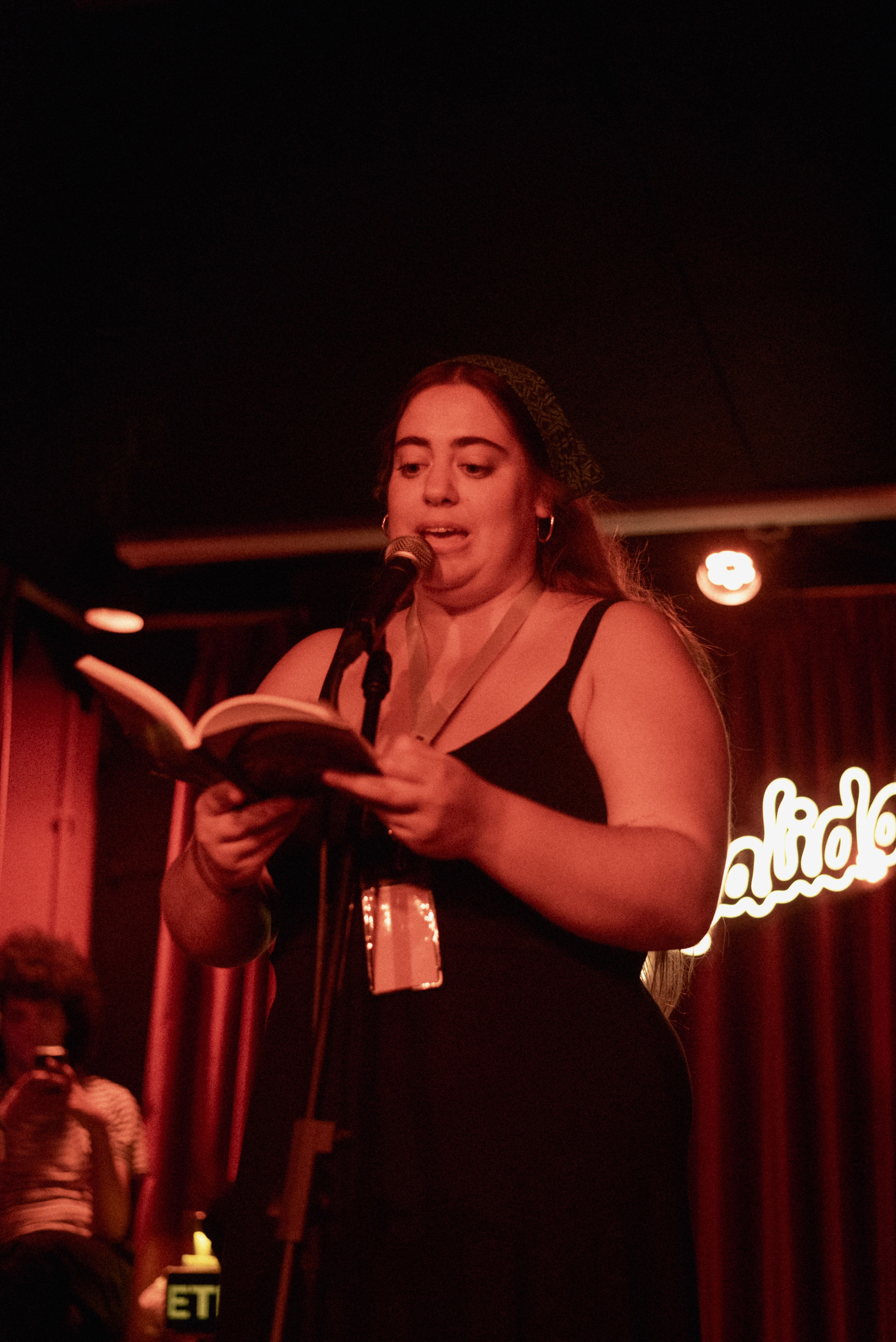 Fotografía de poesía escénica durante un poetry slam en Madrid | Elena Pastor