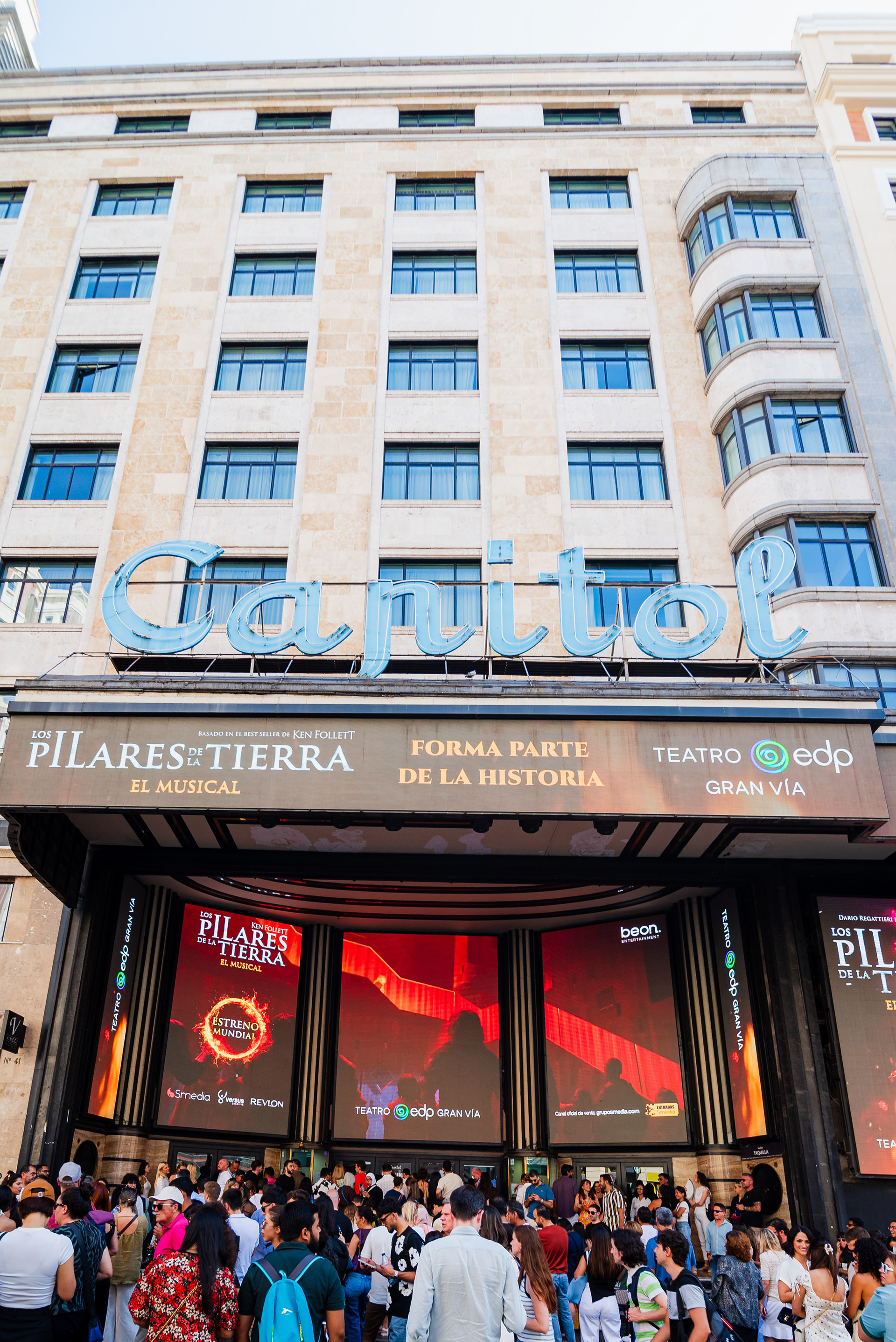 Fachada del Teatro Capitol en Gran Vía para el show de Max Amini.