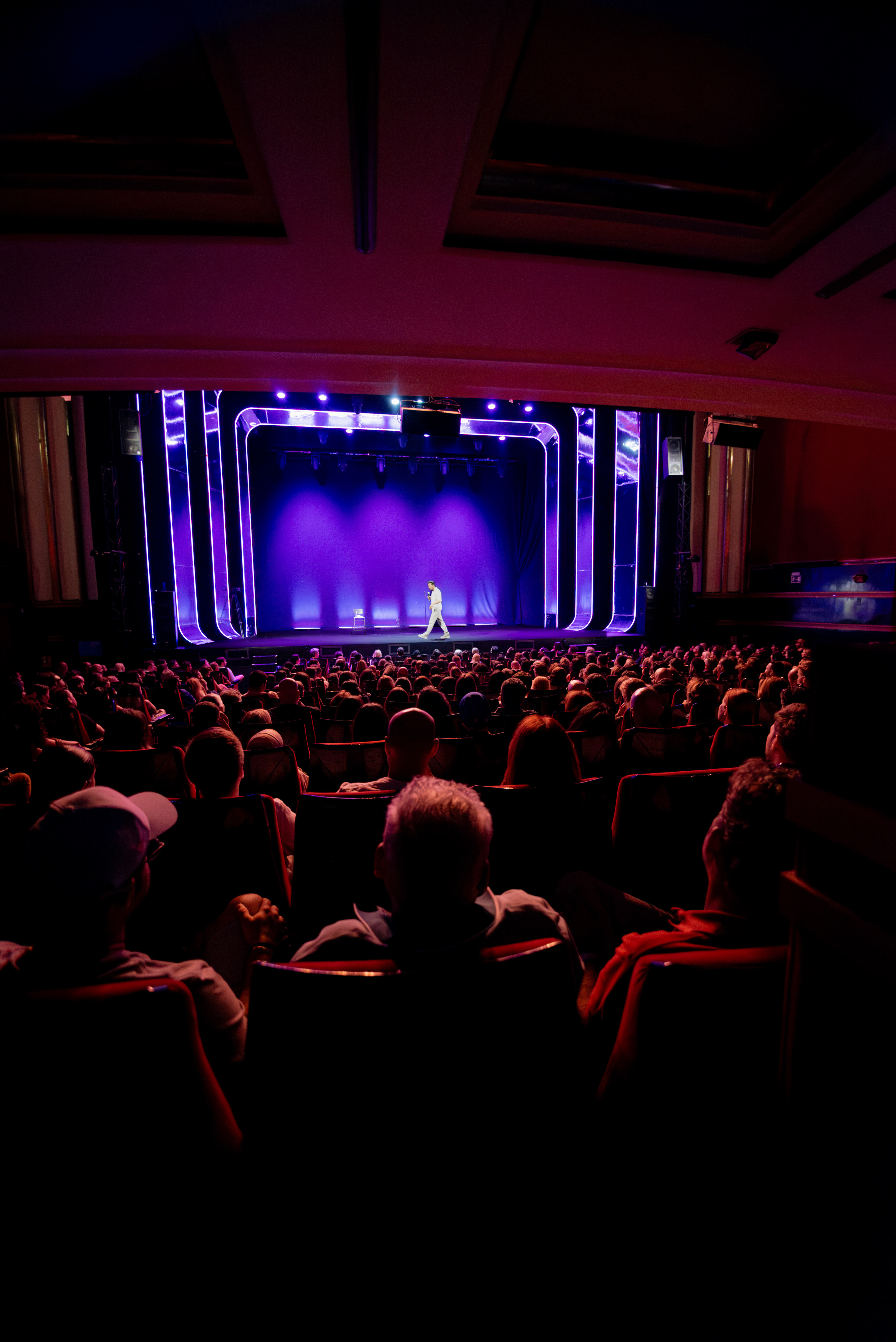 Comediante Max Amini en el Teatro Capitol de Madrid - Fotografía de artes escénicas por Tornasol Estudio