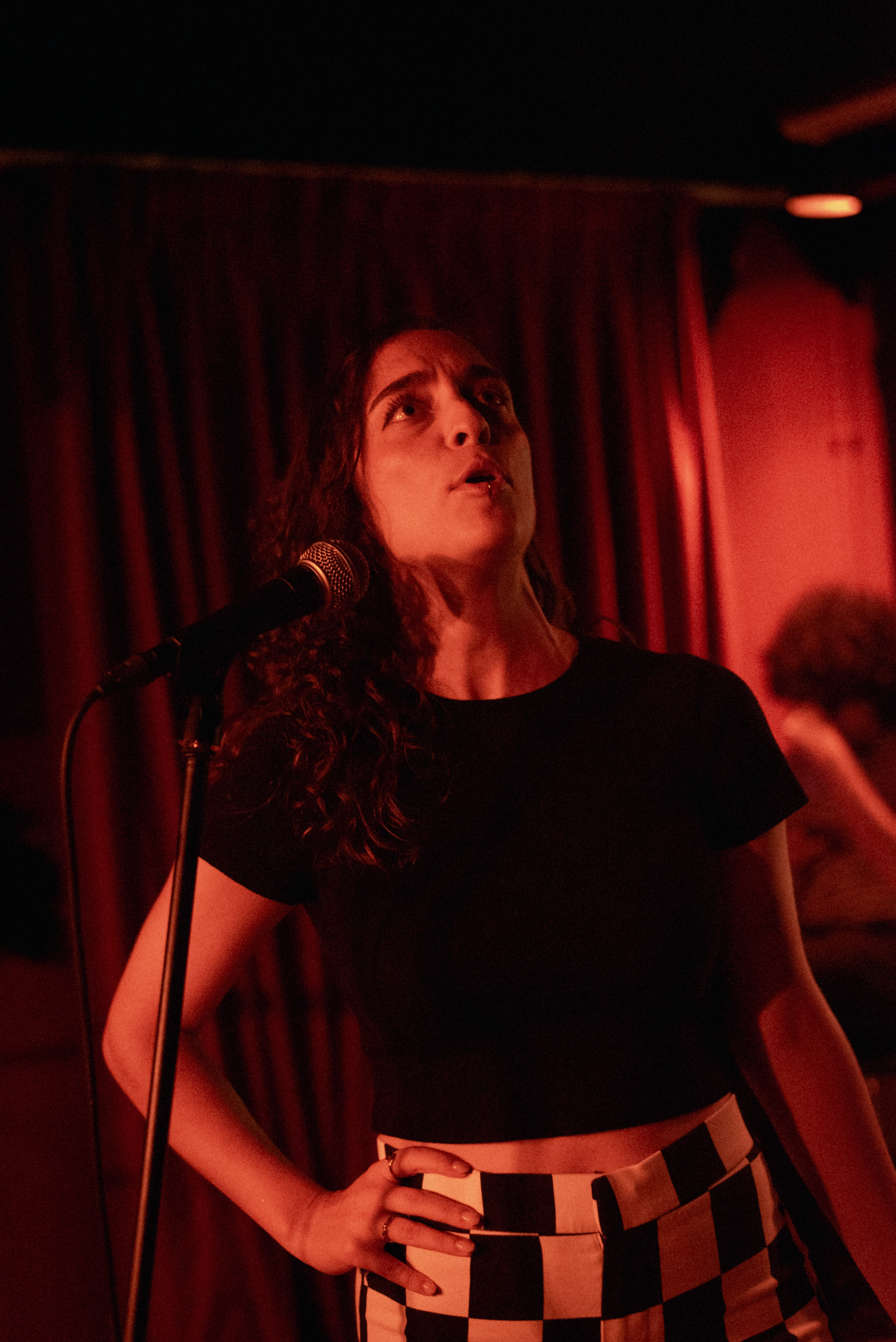 Fotografía de poesía escénica durante un poetry slam en Madrid | Amalia Buitrago