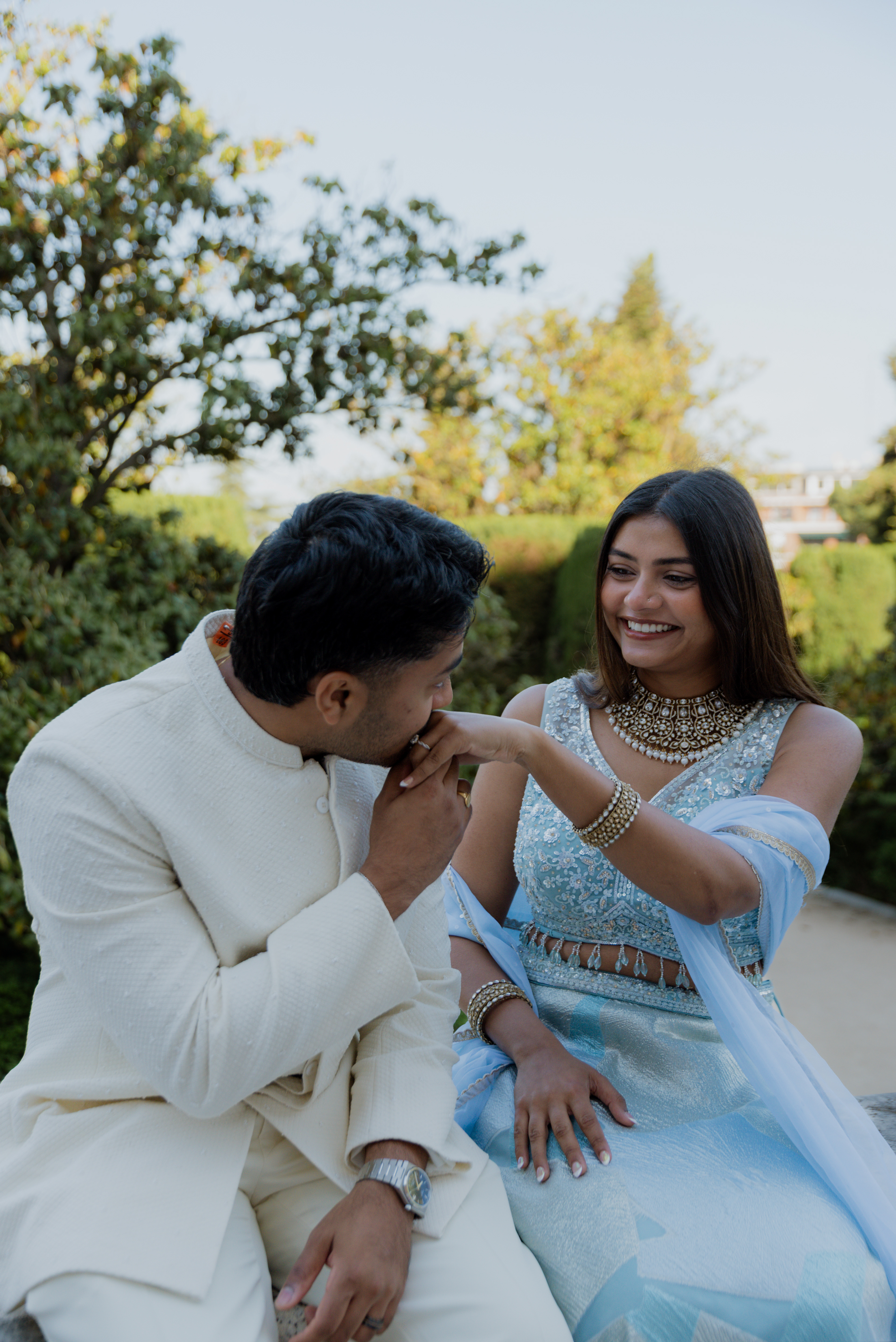 La sofisticación del lehenga y el sherwani se encuentran con la arquitectura clásica madrileña en esta sesión pre-wedding.