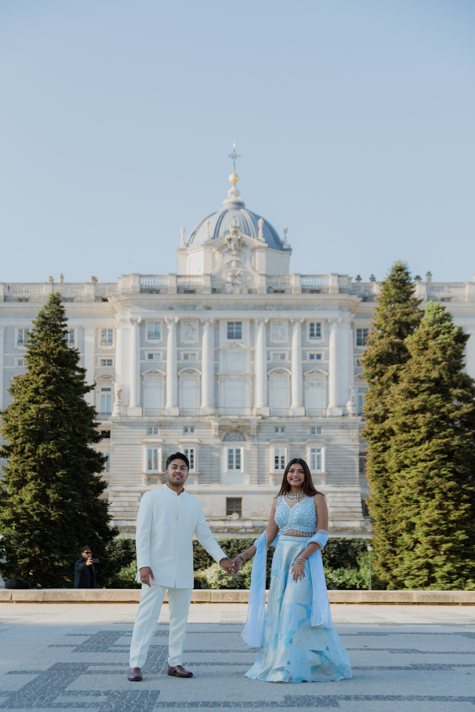 La sofisticación del lehenga y el sherwani se encuentran con la arquitectura clásica madrileña en esta sesión pre-wedding.
