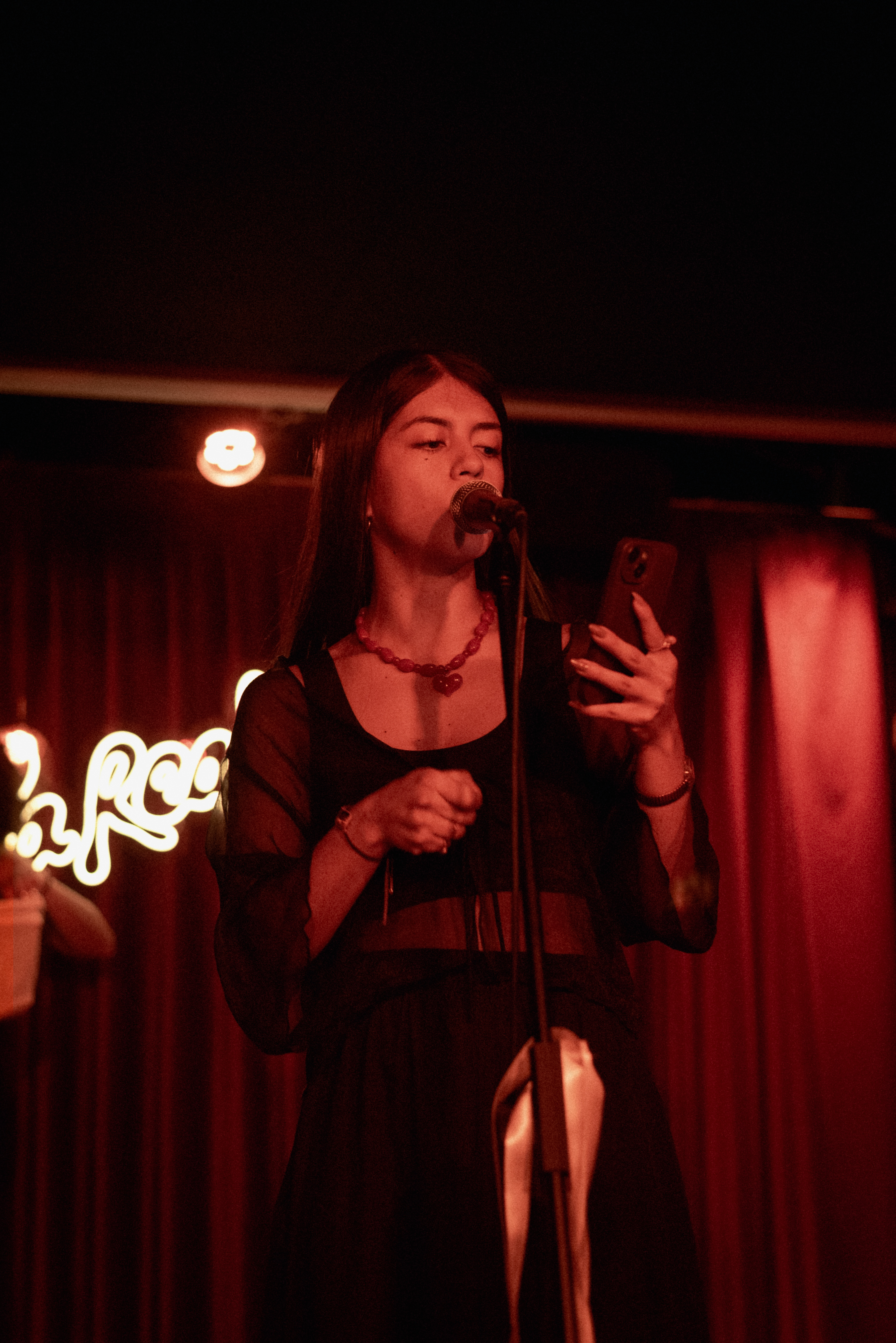 Fotografía de poesía escénica durante un poetry slam en Madrid | Ana López
