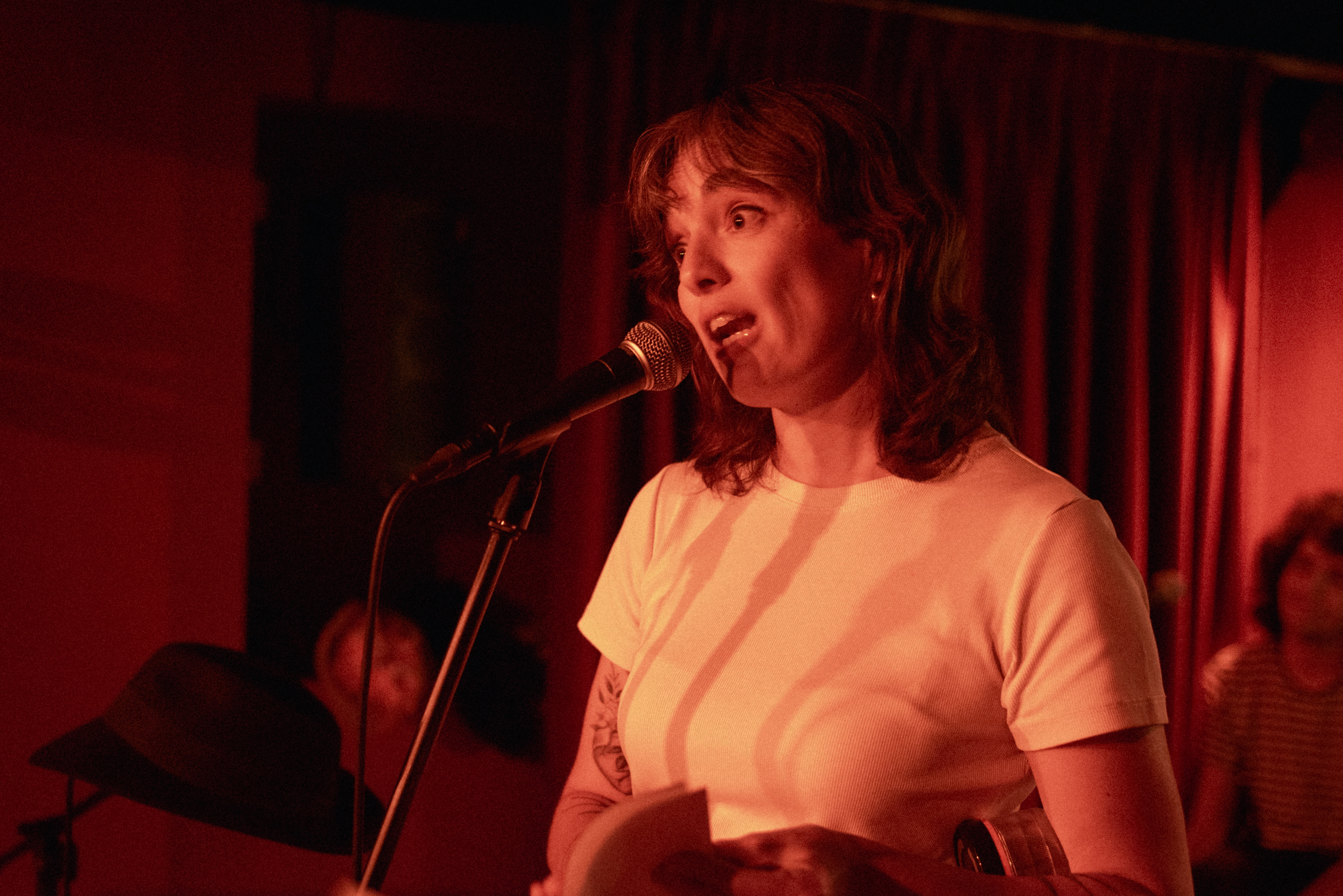 Fotografía de poesía escénica durante un poetry slam en Madrid