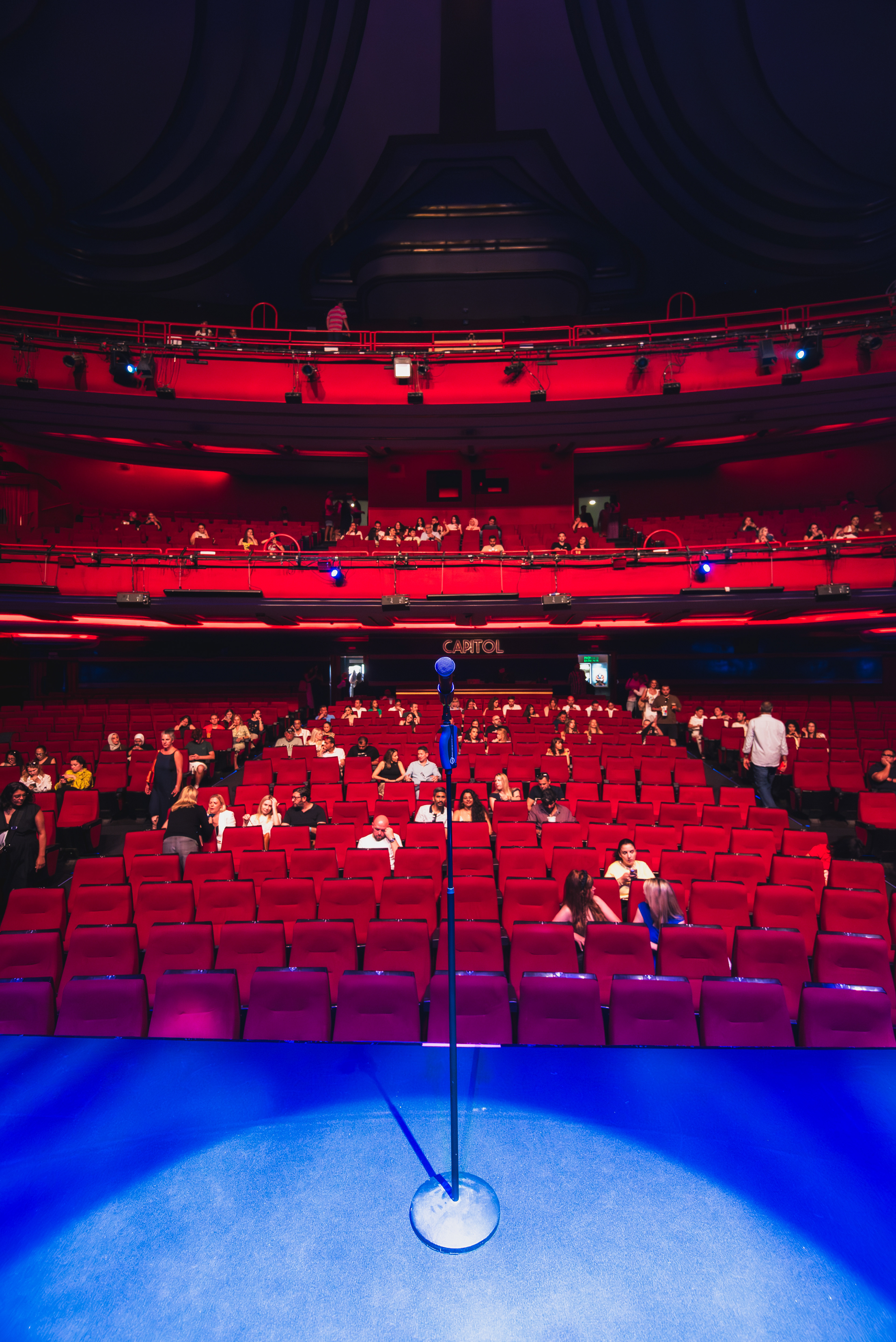 Patio de butacas de la sala principal del Teatro Capitol y atmósfera previa al inicio del espectáculo.